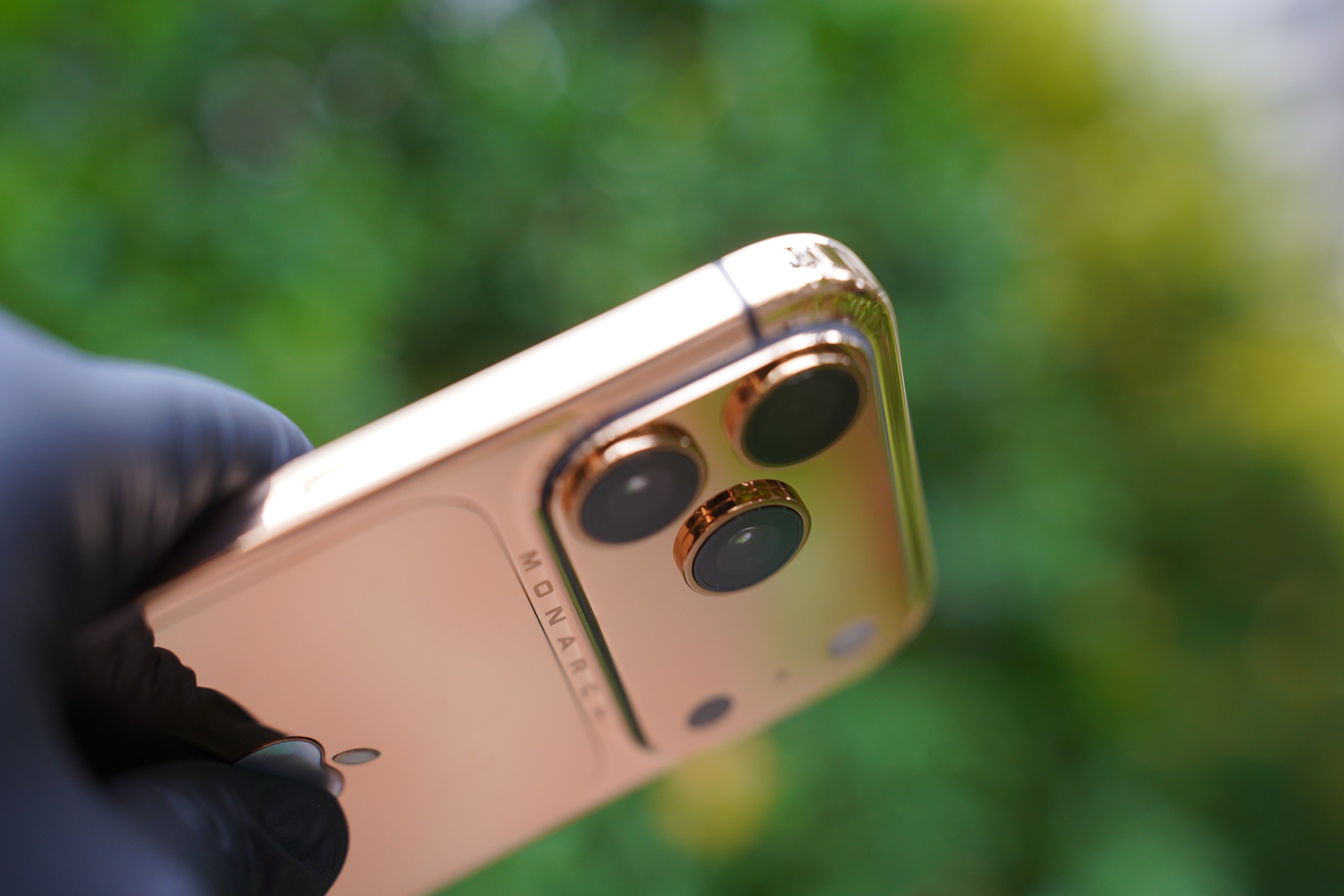 Cận cảnh iPhone 17 Pro Max mạ vàng đầu tiên thế giới do người Việt chế tác trong 33 giờ  - Ảnh 3.