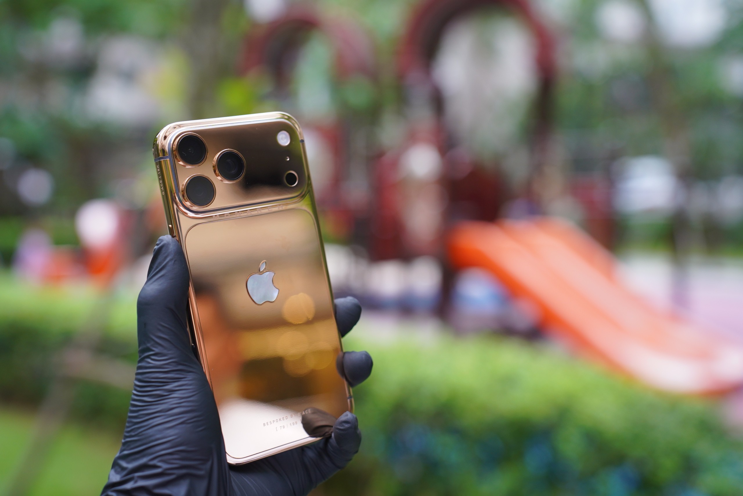 Cận cảnh iPhone 17 Pro Max mạ vàng đầu tiên thế giới do người Việt chế tác trong 33 giờ  - Ảnh 5.