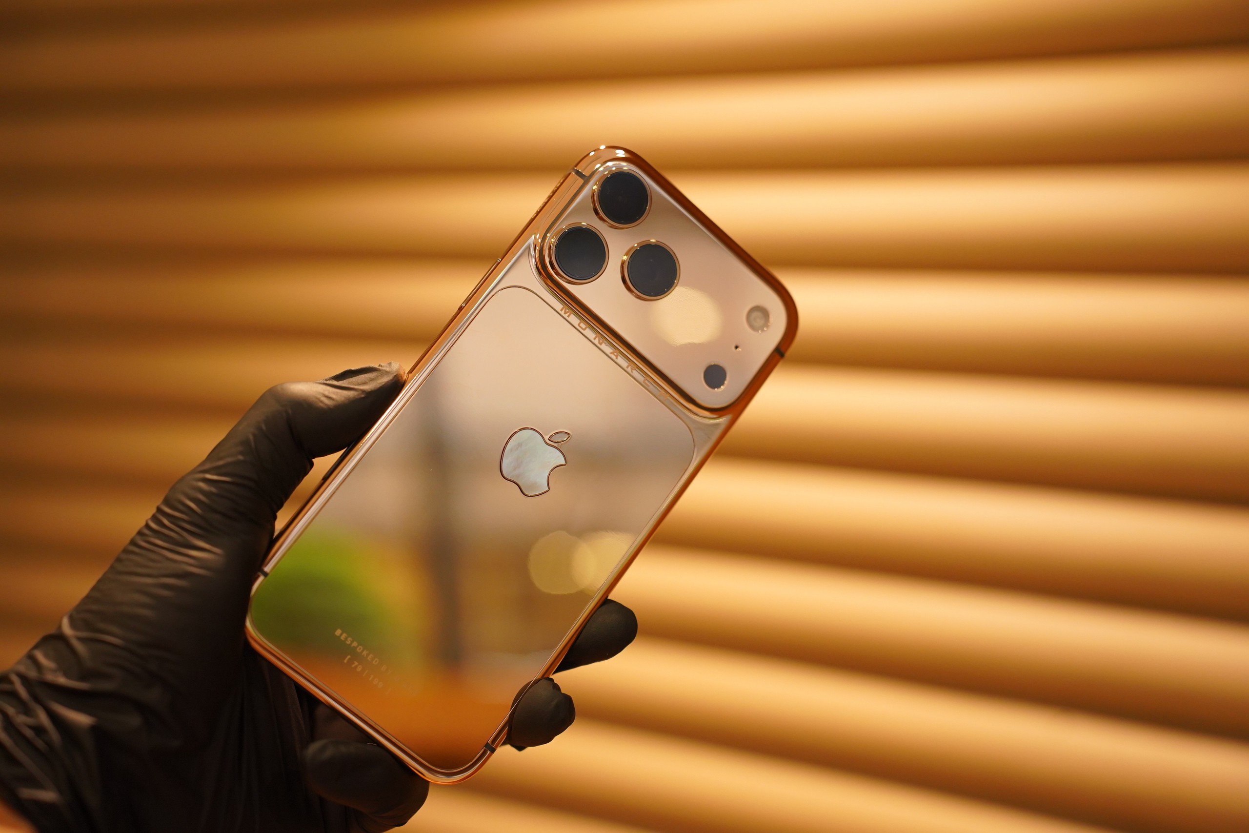 Cận cảnh iPhone 17 Pro Max mạ vàng đầu tiên thế giới do người Việt chế tác trong 33 giờ  - Ảnh 6.