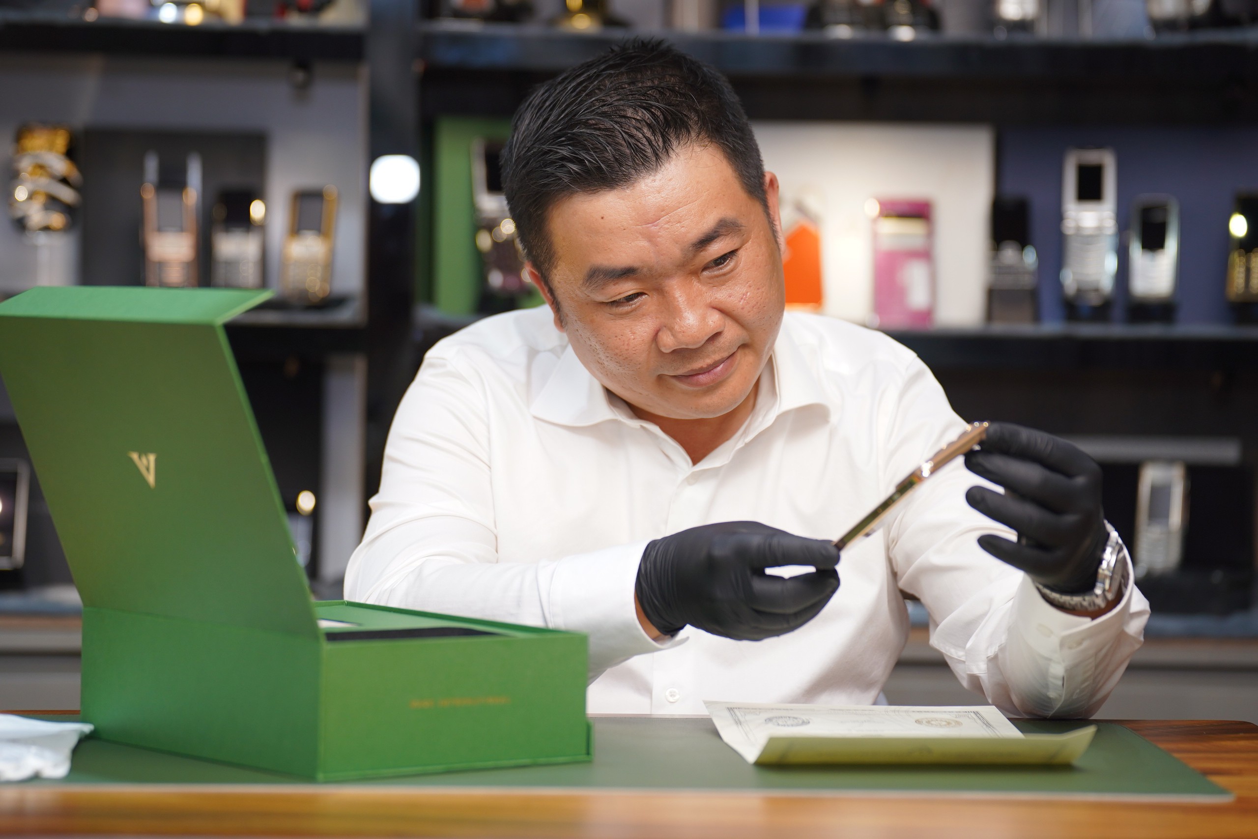 Cận cảnh iPhone 17 Pro Max mạ vàng đầu tiên thế giới do người Việt chế tác trong 33 giờ  - Ảnh 1.