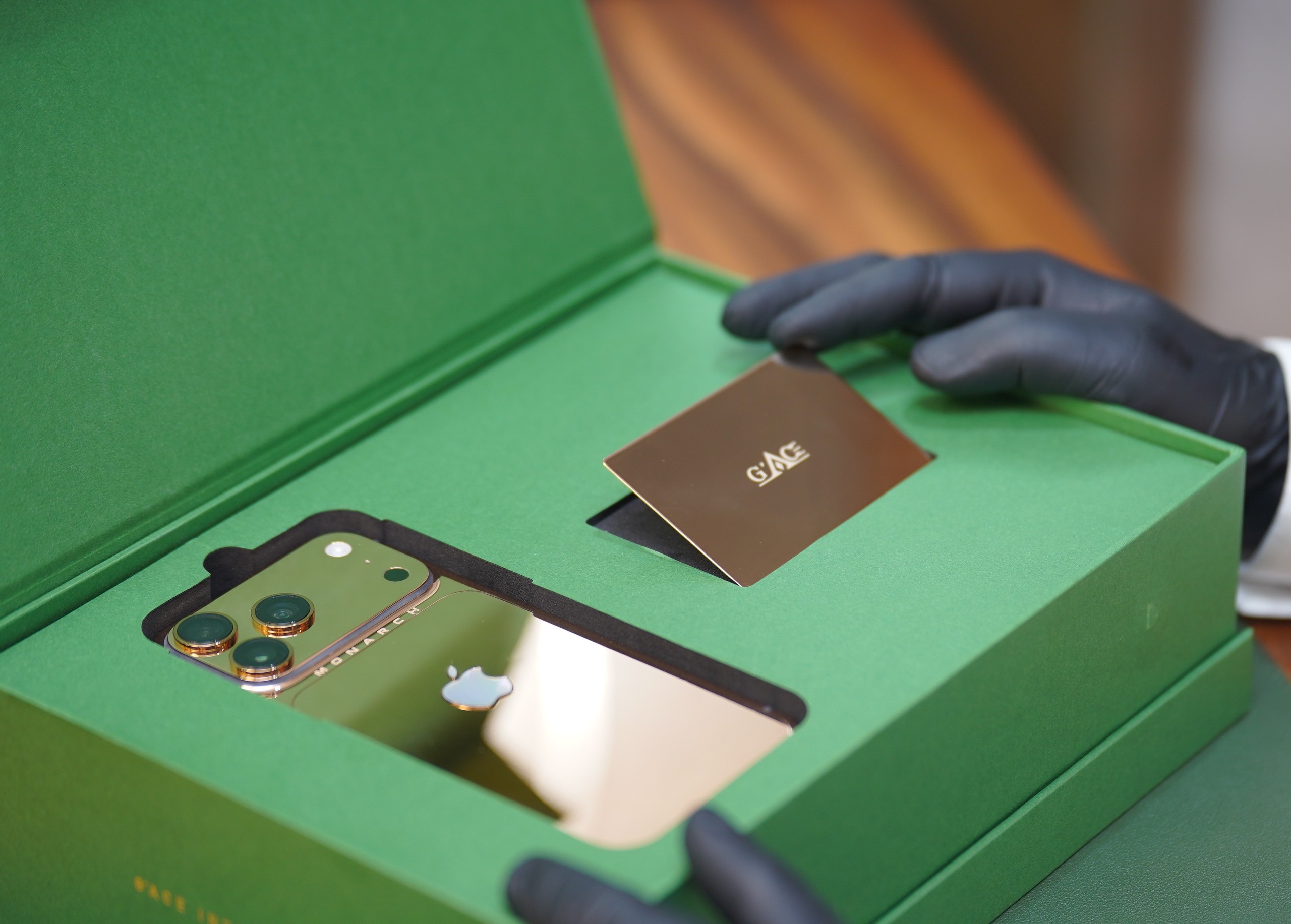 Cận cảnh iPhone 17 Pro Max mạ vàng đầu tiên thế giới do người Việt chế tác trong 33 giờ  - Ảnh 9.