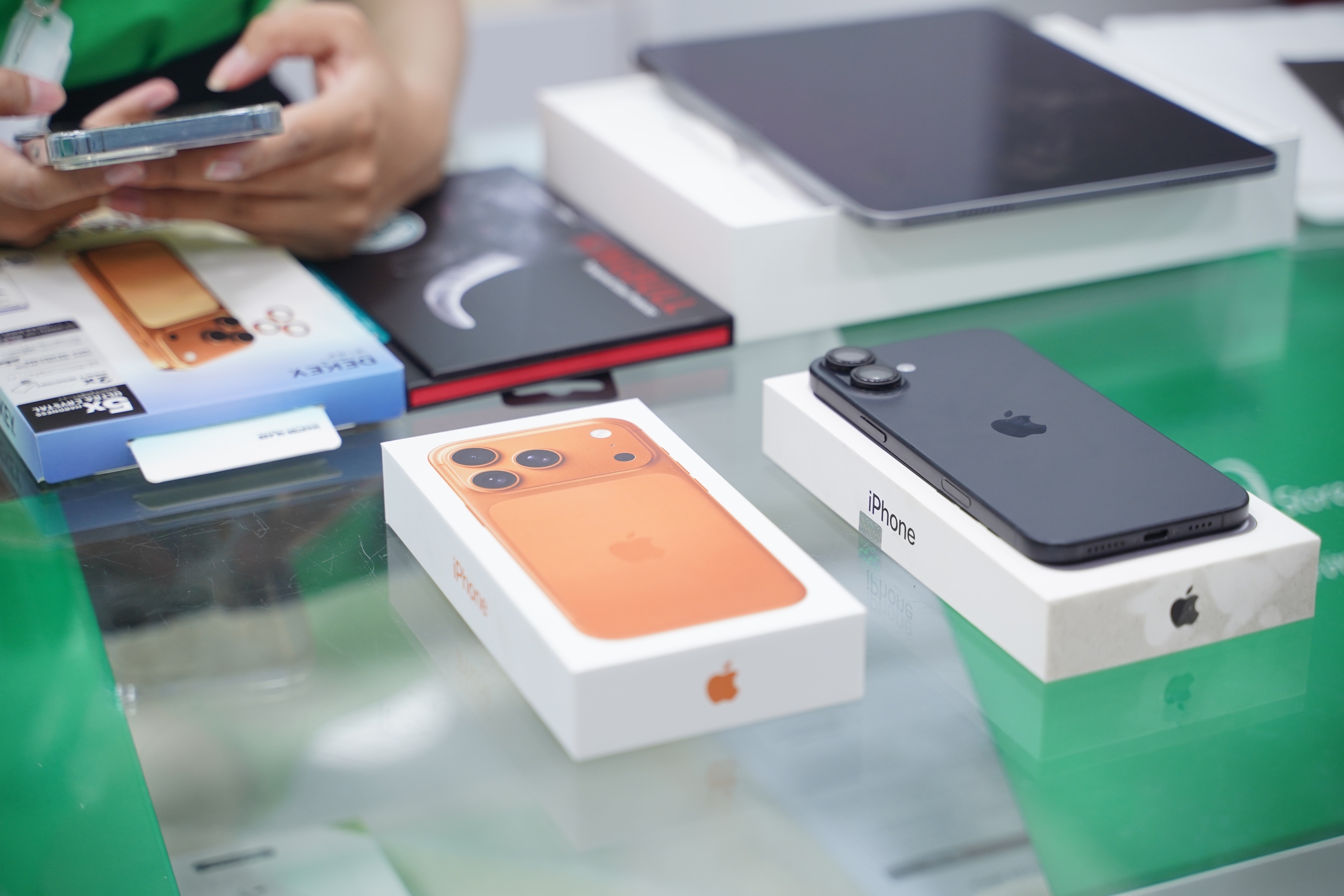 VIDEO "Đập hộp" iPhone 17 Promax tại TP HCM: Người dân chọn mua vì gì? - Ảnh 8.