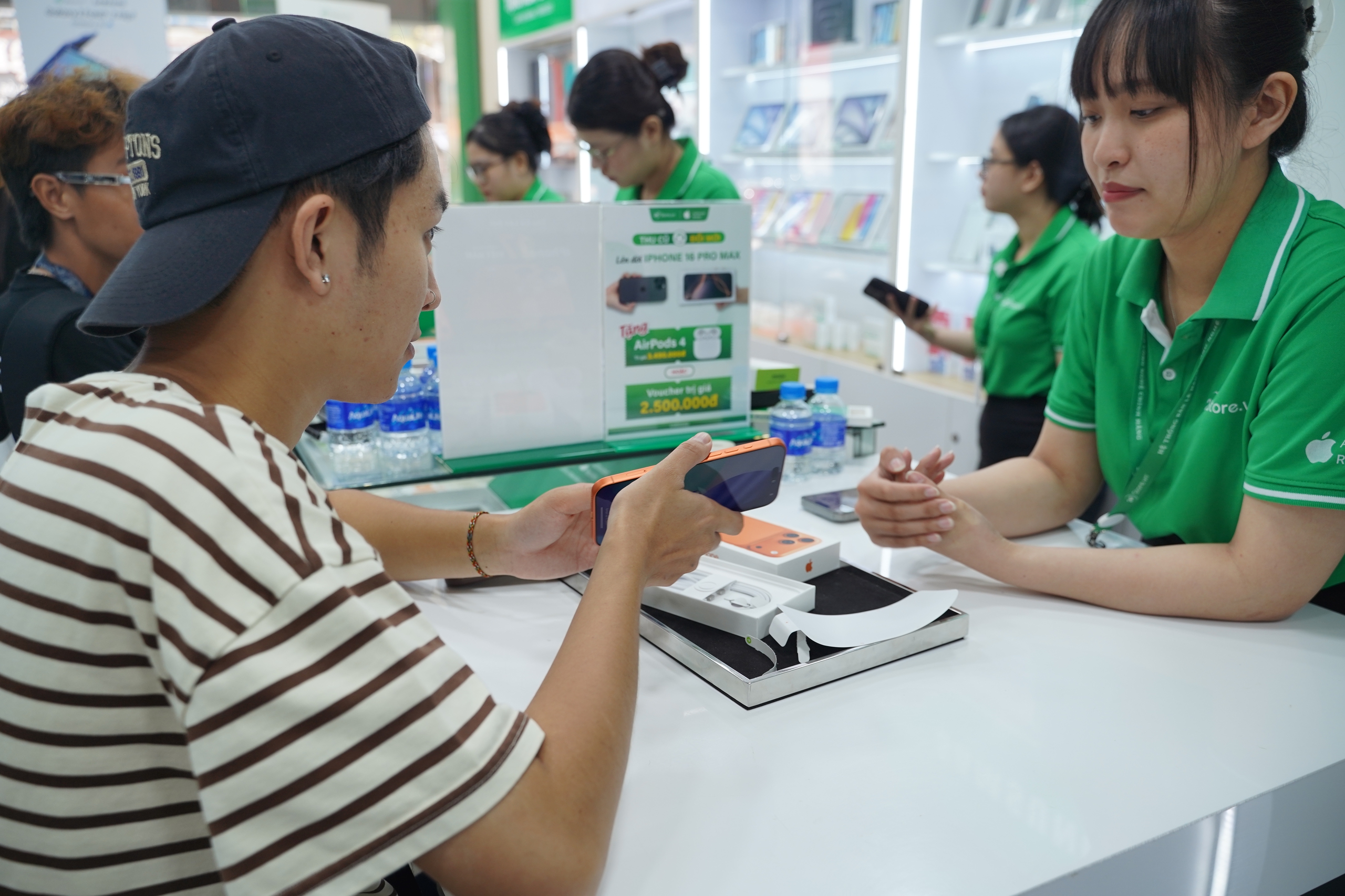 VIDEO "Đập hộp" iPhone 17 Promax tại TP HCM: Người dân chọn mua vì gì? - Ảnh 6.