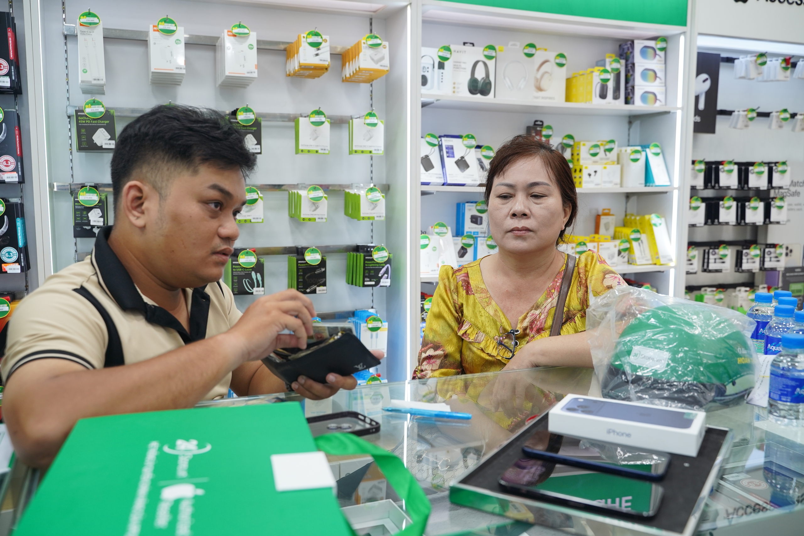 VIDEO "Đập hộp" iPhone 17 Promax tại TP HCM: Người dân chọn mua vì gì? - Ảnh 7.