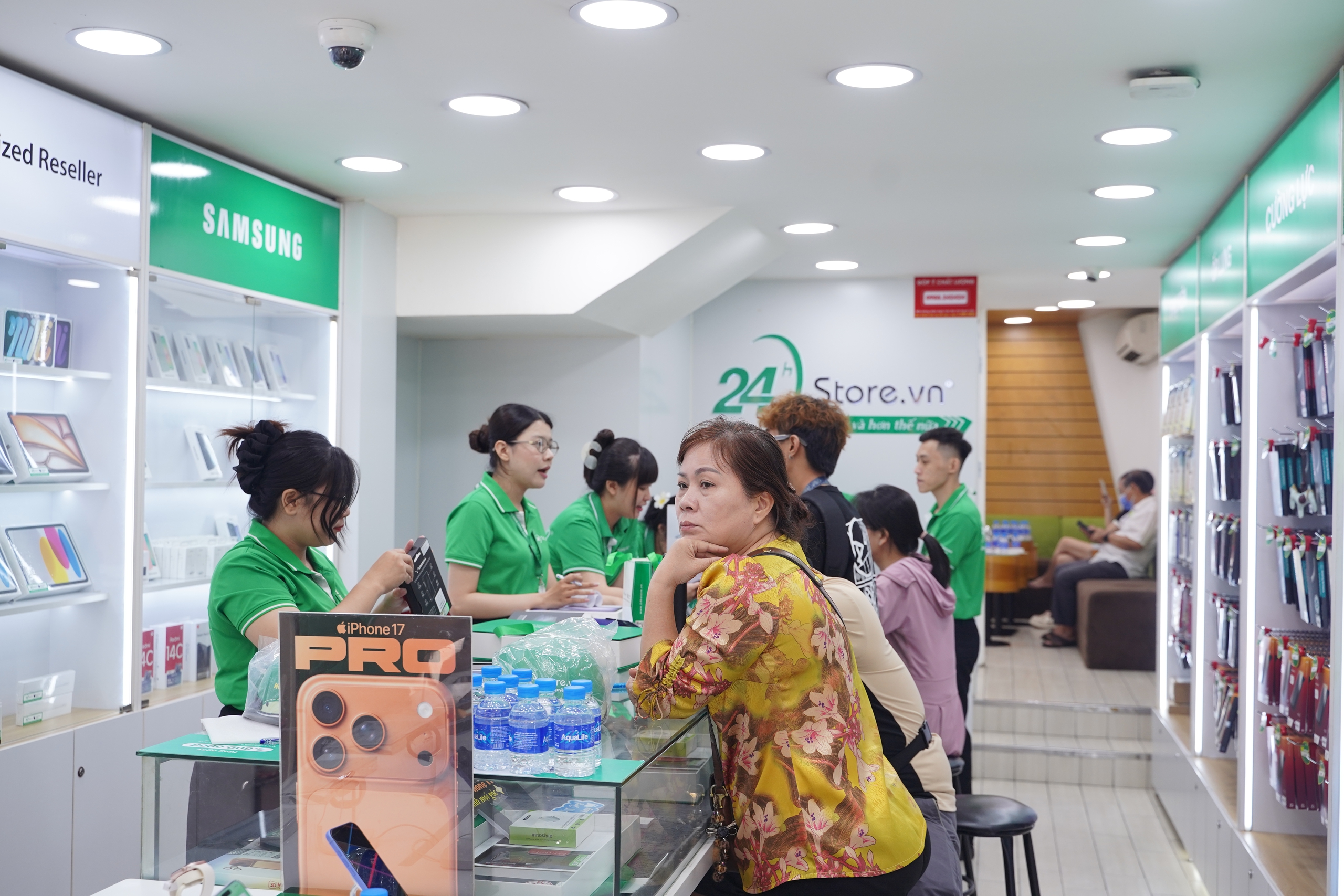 VIDEO "Đập hộp" iPhone 17 Promax tại TP HCM: Người dân chọn mua vì gì? - Ảnh 3.