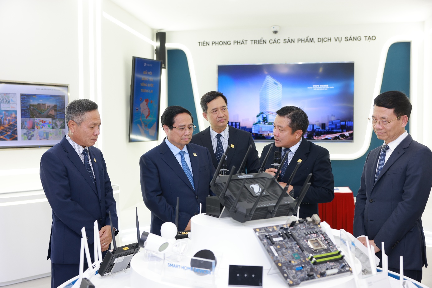 VNPT đón nhận danh hiệu anh hùng lao động: Dấu ấn đổi mới – tiên phong - sáng tạo- Ảnh 2. VNPT đón nhận danh hiệu anh hùng lao động: Dấu ấn đổi mới – tiên phong - sáng tạo- Ảnh 2.