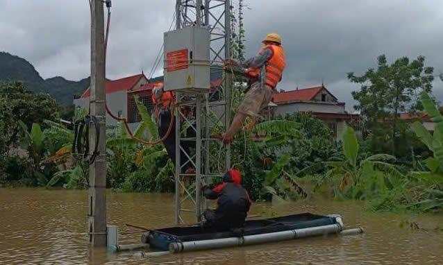 Người Viettel xuyên đêm khắc phục sự cố, đảm bảo thông tin liên lạc thông suốt cho khách hàng- Ảnh 1. Người Viettel xuyên đêm khắc phục sự cố, đảm bảo thông tin liên lạc thông suốt cho khách hàng- Ảnh 1.
