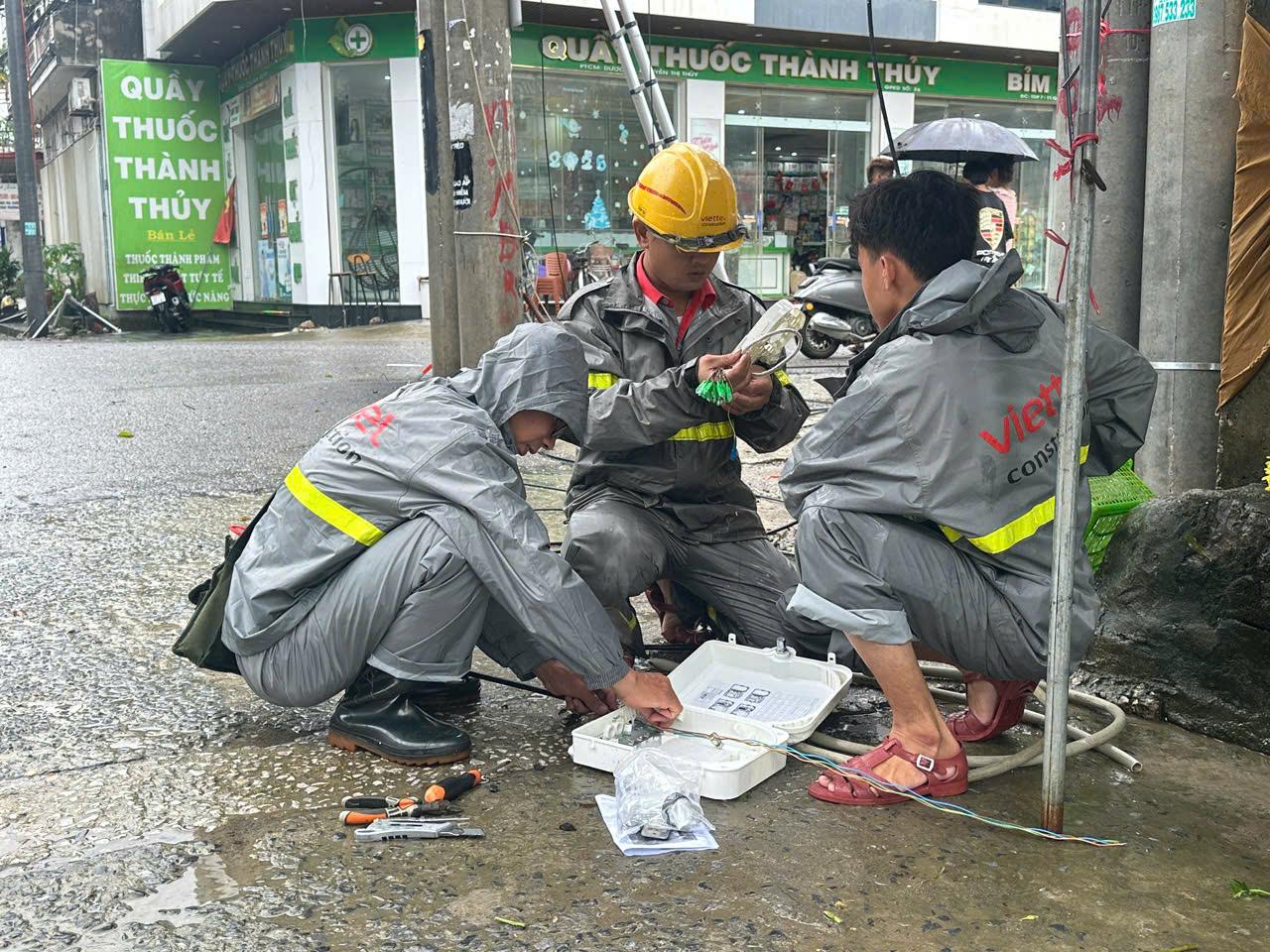 Người Viettel xuyên đêm khắc phục sự cố, đảm bảo thông tin liên lạc thông suốt cho khách hàng- Ảnh 2. Người Viettel xuyên đêm khắc phục sự cố, đảm bảo thông tin liên lạc thông suốt cho khách hàng- Ảnh 2.