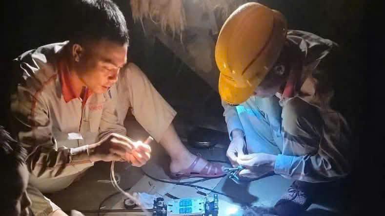 Người Viettel xuyên đêm khắc phục sự cố, đảm bảo thông tin liên lạc thông suốt cho khách hàng- Ảnh 3. Người Viettel xuyên đêm khắc phục sự cố, đảm bảo thông tin liên lạc thông suốt cho khách hàng- Ảnh 3.