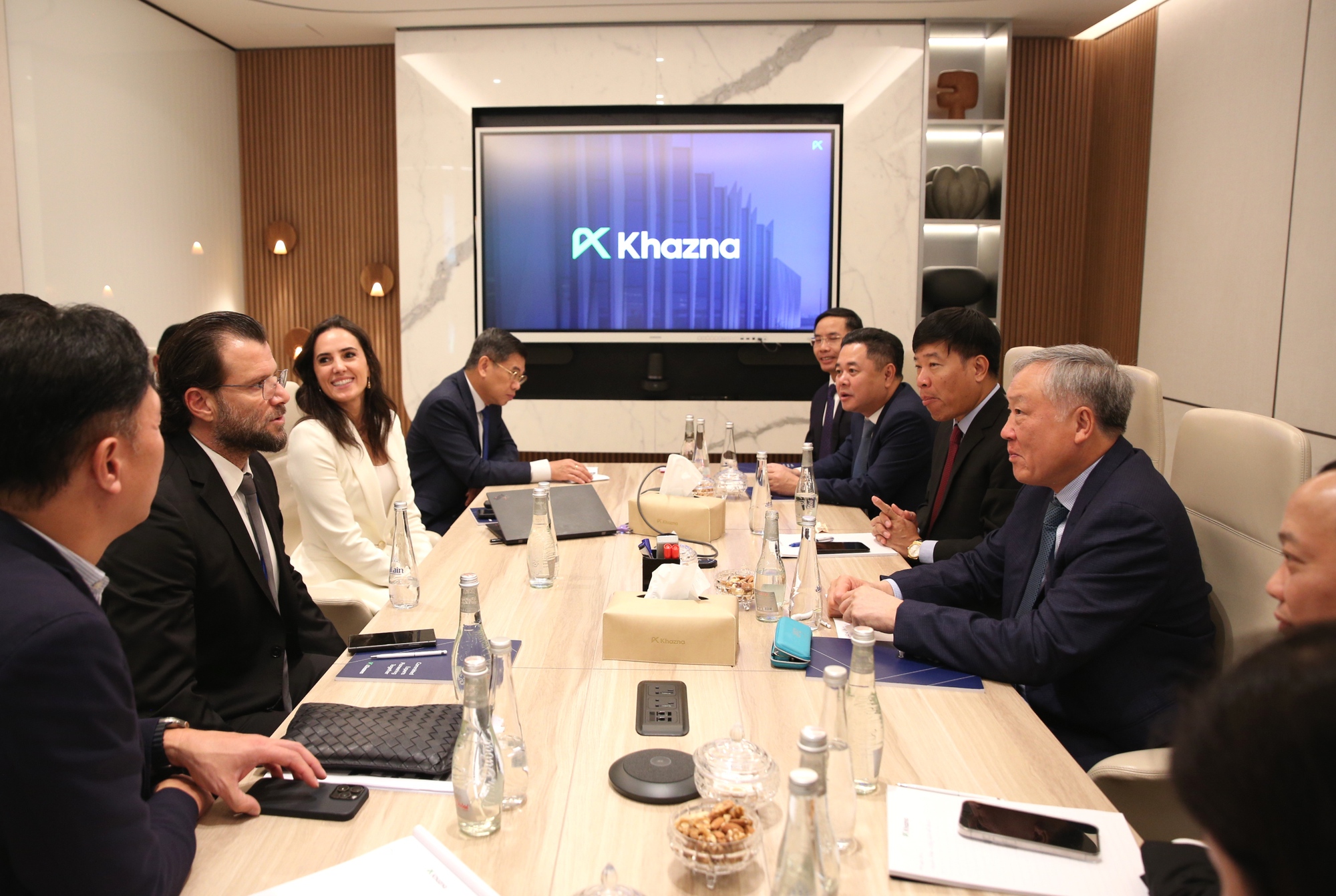 Tin vui từ UAE: "Ông lớn" G42 muốn bắt tay FPT và Việt Thái làm trung tâm dữ liệu, chủ nhân tháp Burj Khalifa sắp sang Việt Nam tìm cơ hội đầu tư- Ảnh 2.