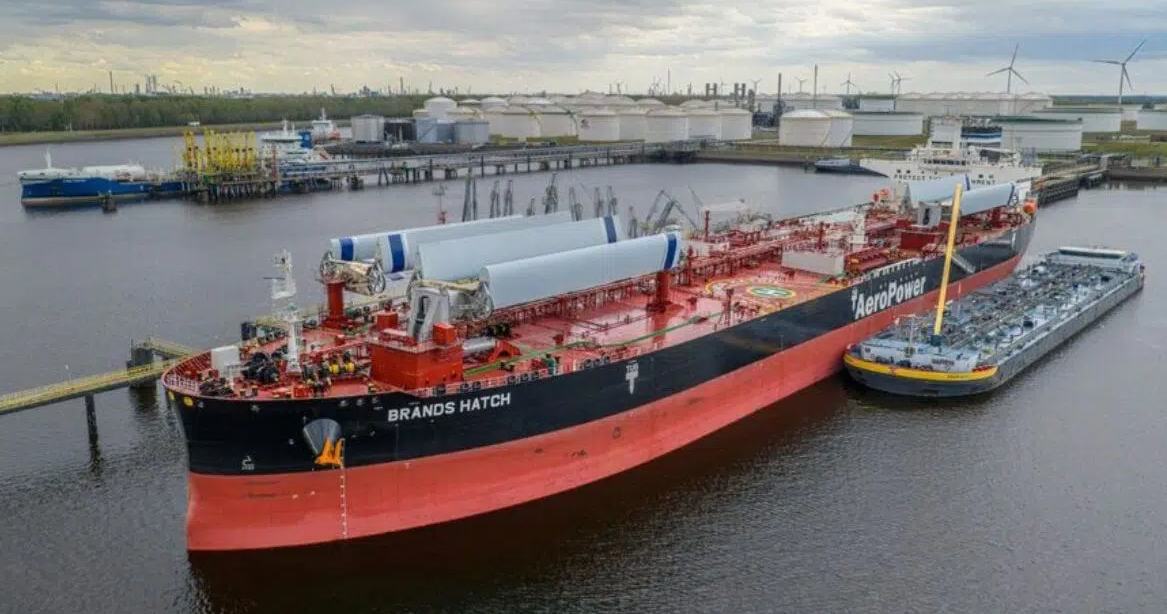 Lần đầu tiên một con tàu chạy bằng sức gió thành công cập cảng ở châu Âu- Ảnh 1.