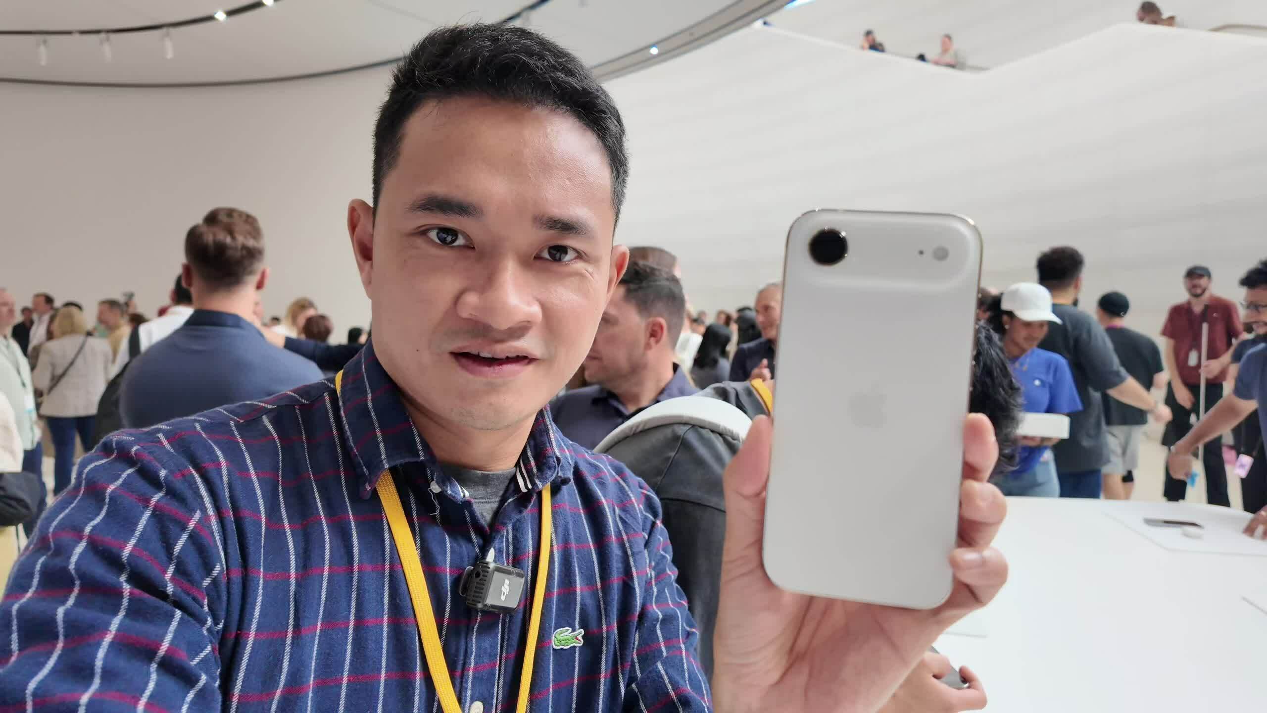 Trải nghiệm nhanh iPhone Air: Mỏng nhưng cầm chắc chắn