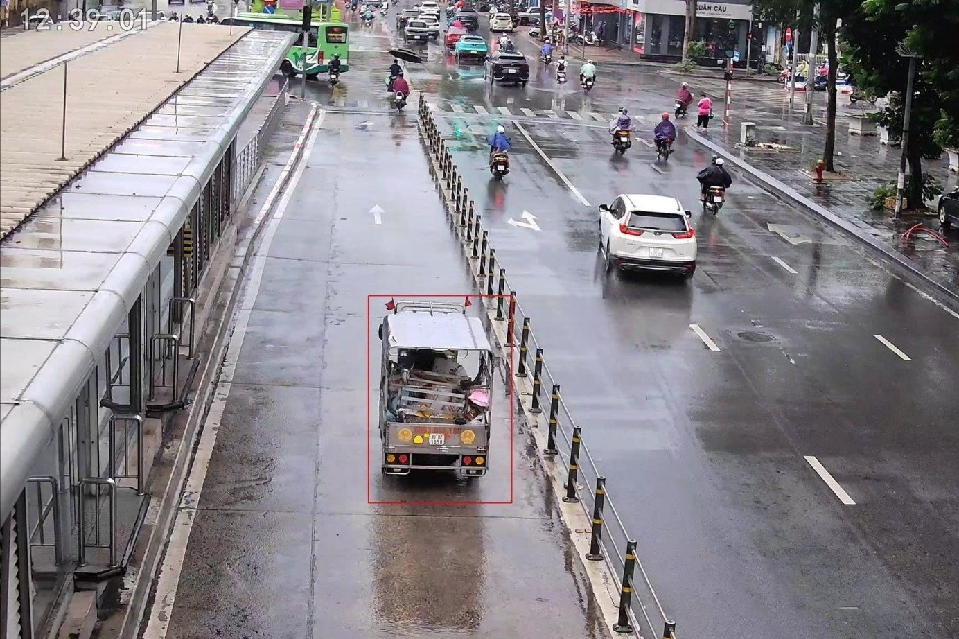 Camera tích hợp AI phát hiện 29 trường hợp đi vào làn xe buýt BRT ở Hà Nội- Ảnh 1.