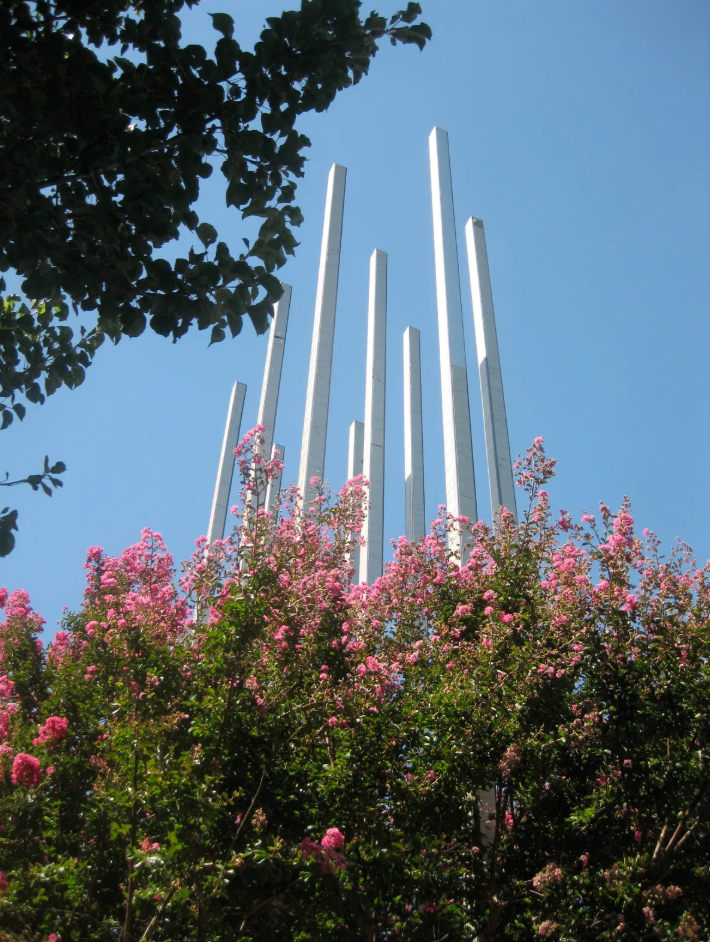 Những chiếc cột độc đáo làm nên “bức tranh” điện mặt trời đáng kinh ngạc- Ảnh 2.