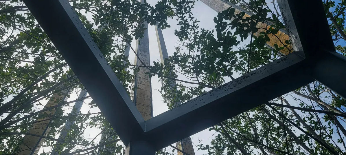 Những chiếc cột độc đáo làm nên “bức tranh” điện mặt trời đáng kinh ngạc- Ảnh 1.