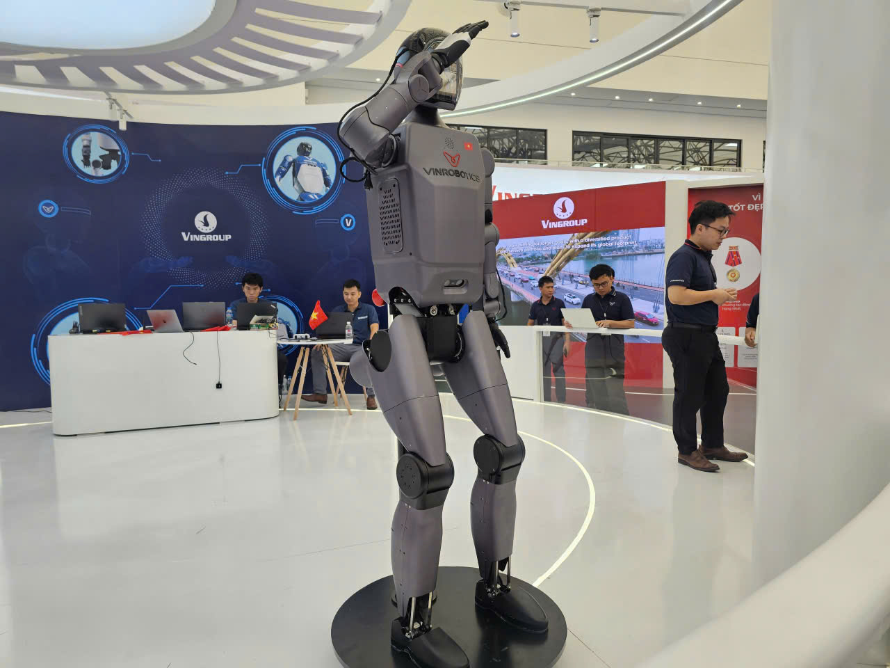 Khám phá hàng loạt robot hình người của Vingroup tại Triển lãm thành tựu đất nước - Ảnh 3.
