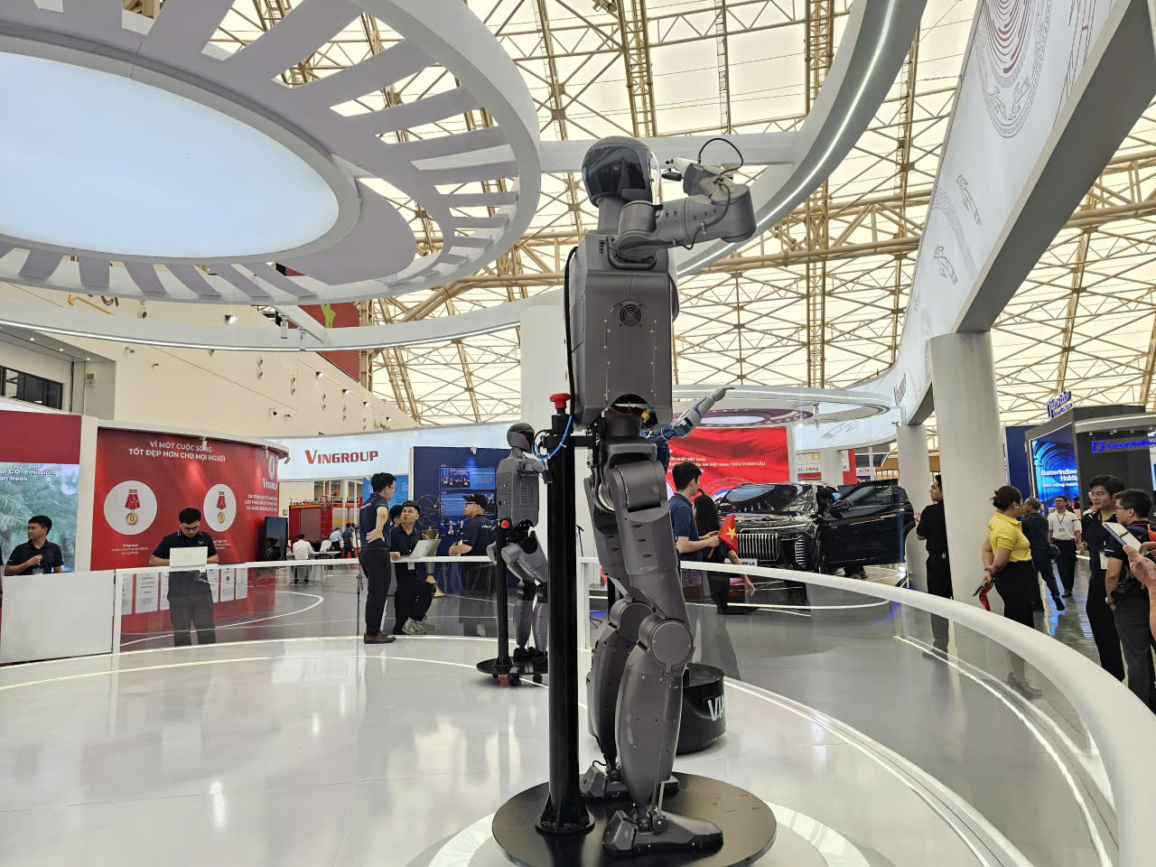 Khám phá hàng loạt robot hình người của Vingroup tại Triển lãm thành tựu đất nước - Ảnh 2.