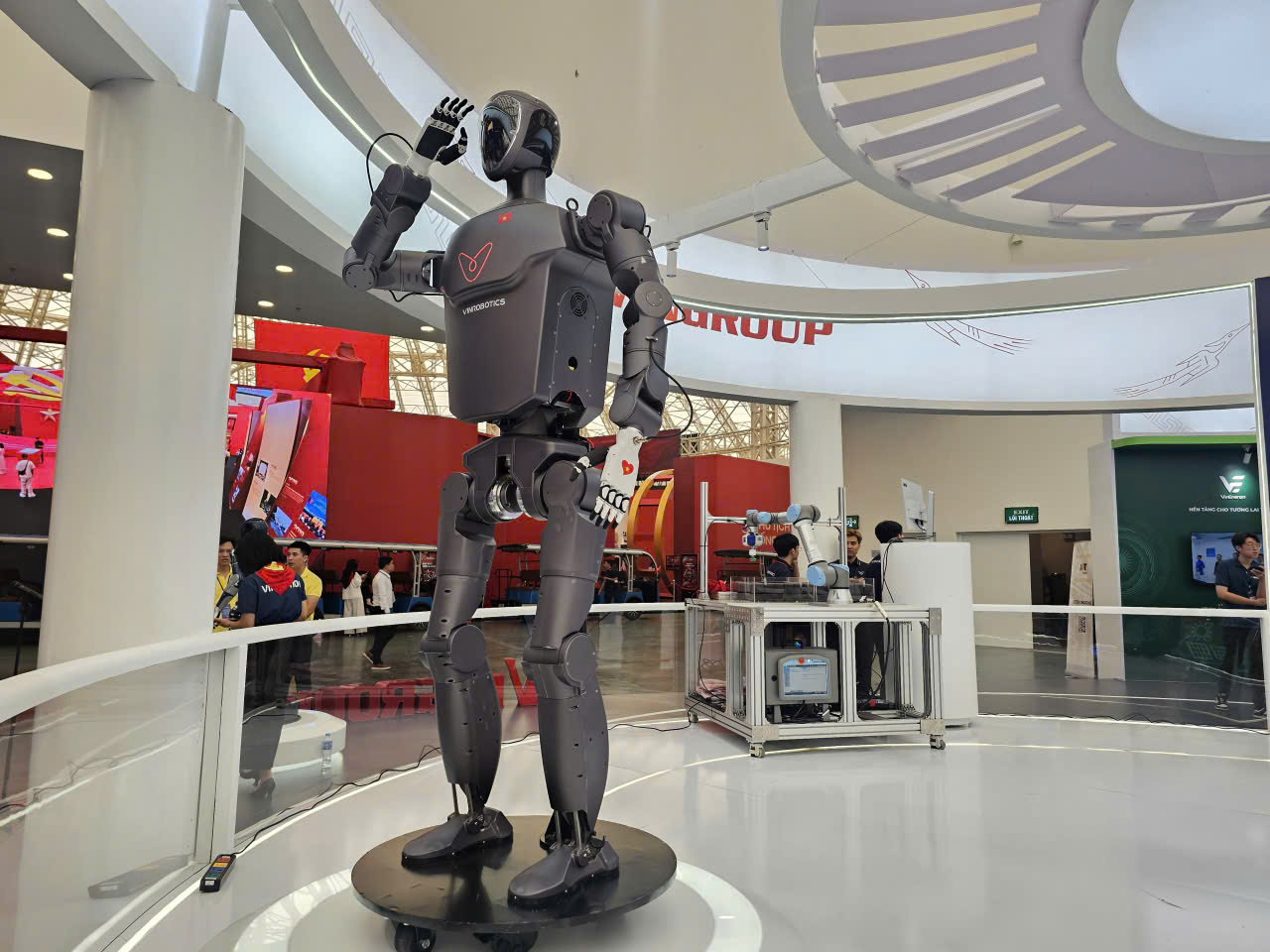 Khám phá hàng loạt robot hình người của Vingroup tại Triển lãm thành tựu đất nước - Ảnh 4.