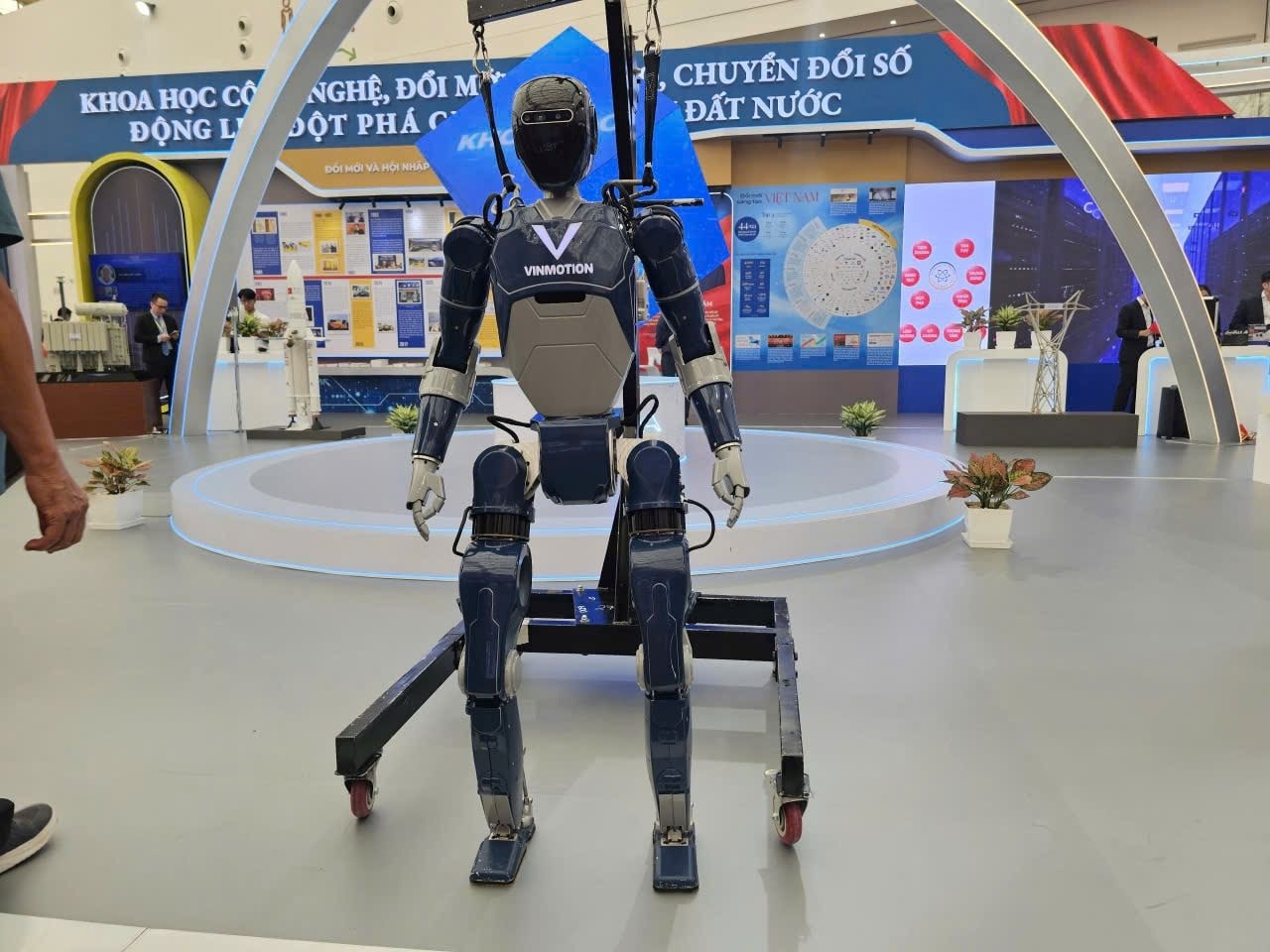 Lần đầu tiên xuất hiện robot do Nhà máy thủy điện lớn nhất Đông Nam Á của Việt Nam tự chế tạo, đang phát triển robot dạng chó, robot hình người- Ảnh 3.