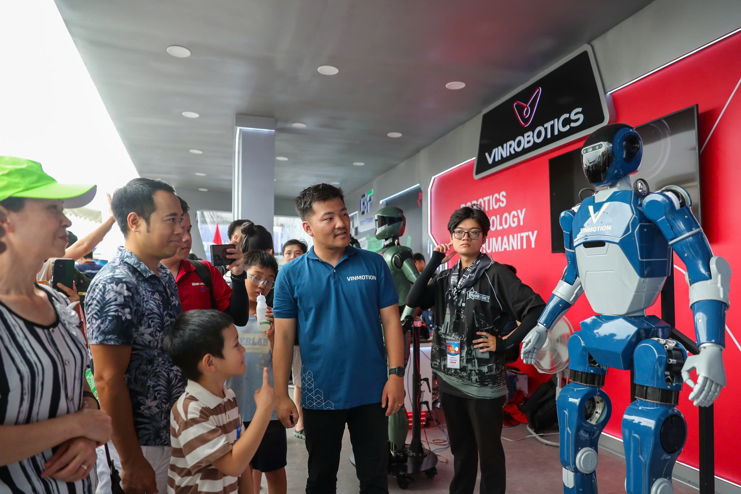 "Cười ra nước mắt" với robot hình người của Vingroup- Ảnh 1.