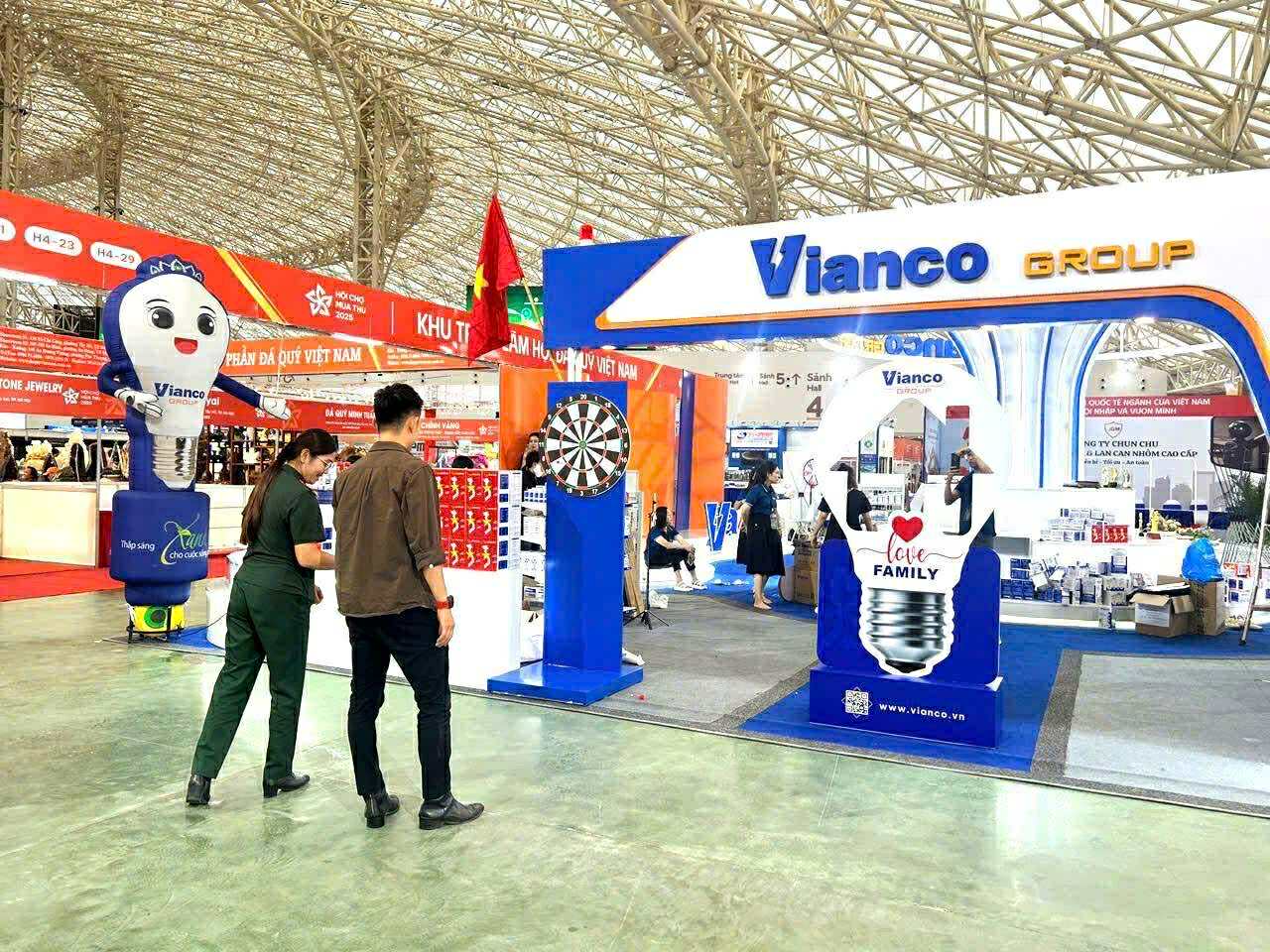 Lần đầu người tiêu dùng được tự so sánh mức tiết kiệm điện của bóng đèn tại hội chợ VIEE 2025- Ảnh 2.