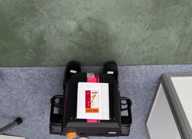 ĐH Bách Khoa Hà Nội nói gì về việc dán logo đè lên Robot Trung Quốc?- Ảnh 1.
