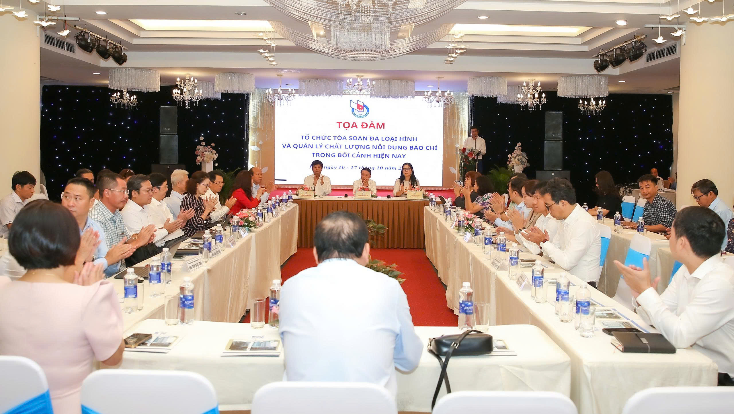 bao-chi-6-17606806081311264877789 Báo chí trước thách thức chuyển đổi số: Không chỉ "hội tụ", phải là "toà soạn số’” - Ảnh 1.