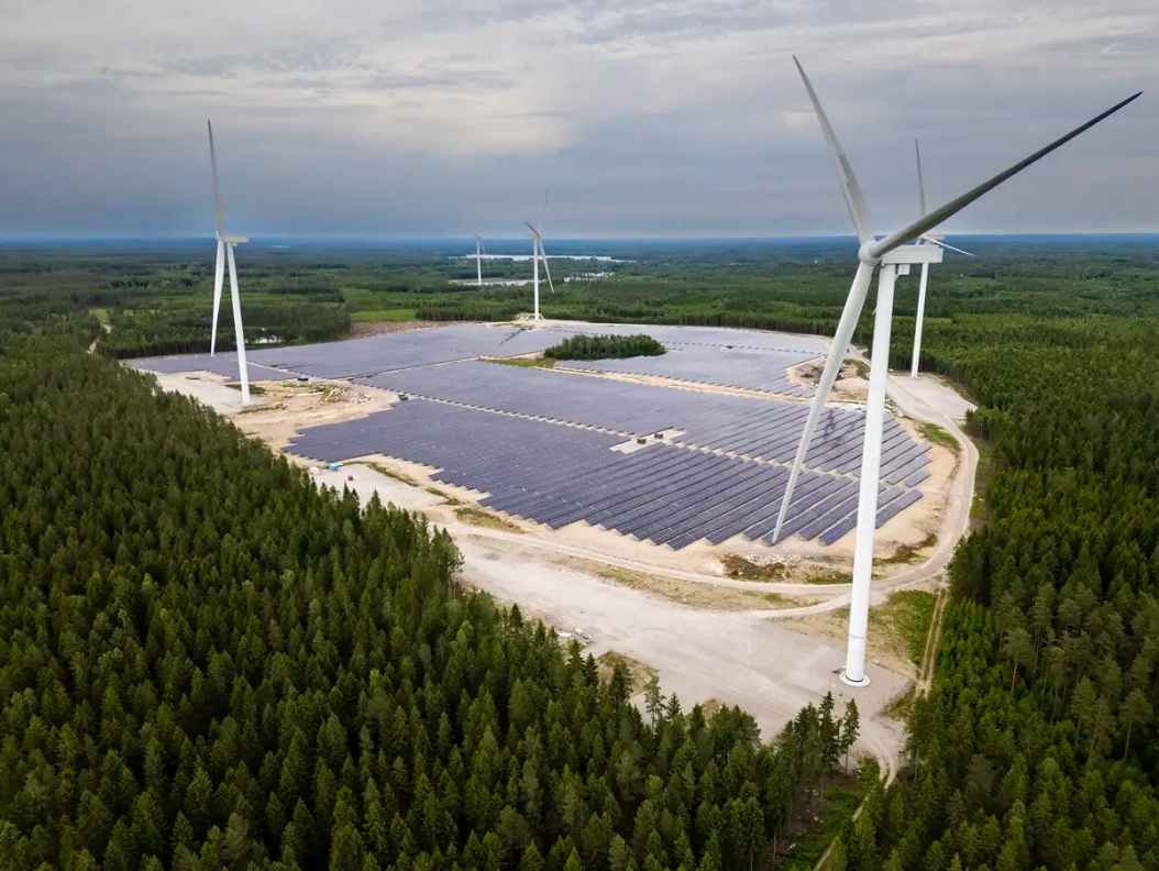 Nơi điện mặt trời và điện gió cùng nhau tạo ra “điện xanh” - Ảnh 1.