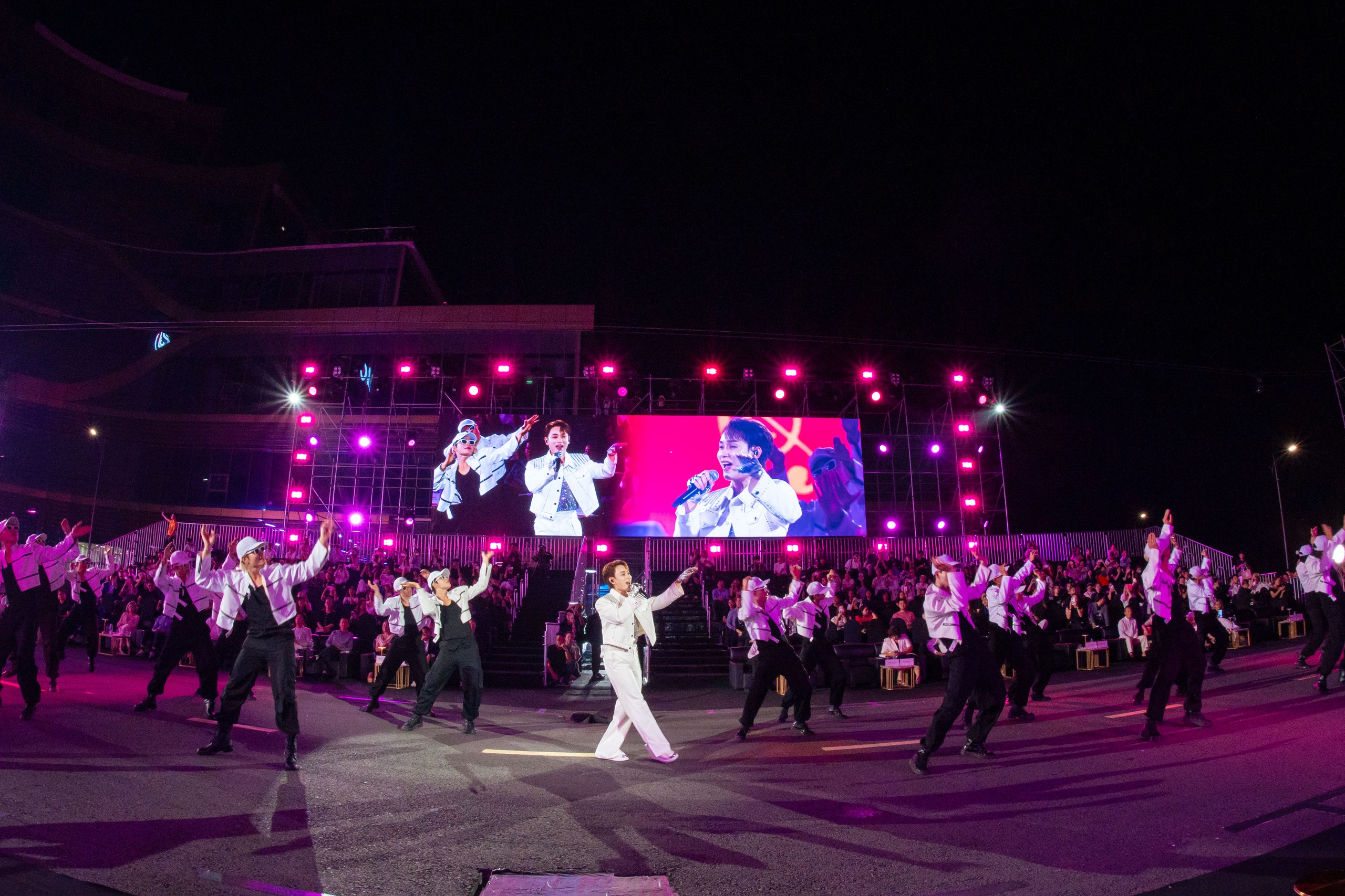 Những khoảnh khắc ấn tượng tại lễ trao giải Better Choice Awards 2025: Bữa tiệc thị giác đầy màu sắc của nghệ thuật và công nghệ- Ảnh 36. Những khoảnh khắc ấn tượng tại lễ trao giải Better Choice Awards 2025: Bữa tiệc thị giác đầy màu sắc của nghệ thuật và công nghệ- Ảnh 36.