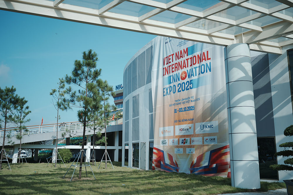 Triển lãm VIIE 2025: Hàng nghìn bạn trẻ đổ về khám phá công nghệ, trải nghiệm chuyển đổi xanh và tài chính số- Ảnh 1. Triển lãm VIIE 2025: Hàng nghìn bạn trẻ đổ về khám phá công nghệ, trải nghiệm chuyển đổi xanh và tài chính số- Ảnh 1.
