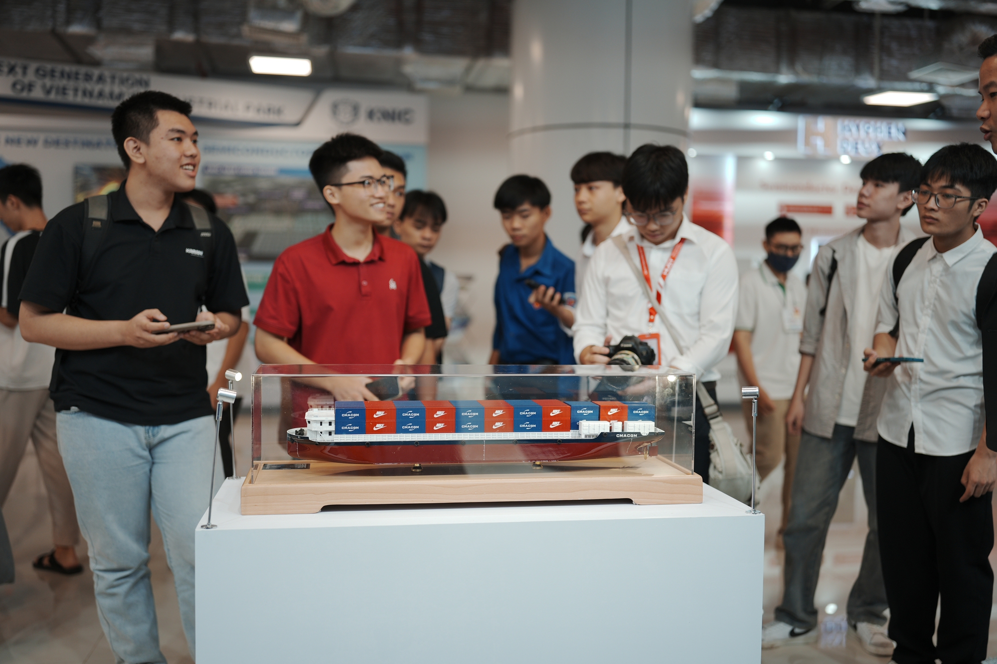 Triển lãm VIIE 2025: Hàng nghìn bạn trẻ đổ về khám phá công nghệ, trải nghiệm chuyển đổi xanh và tài chính số- Ảnh 11. Triển lãm VIIE 2025: Hàng nghìn bạn trẻ đổ về khám phá công nghệ, trải nghiệm chuyển đổi xanh và tài chính số- Ảnh 11.