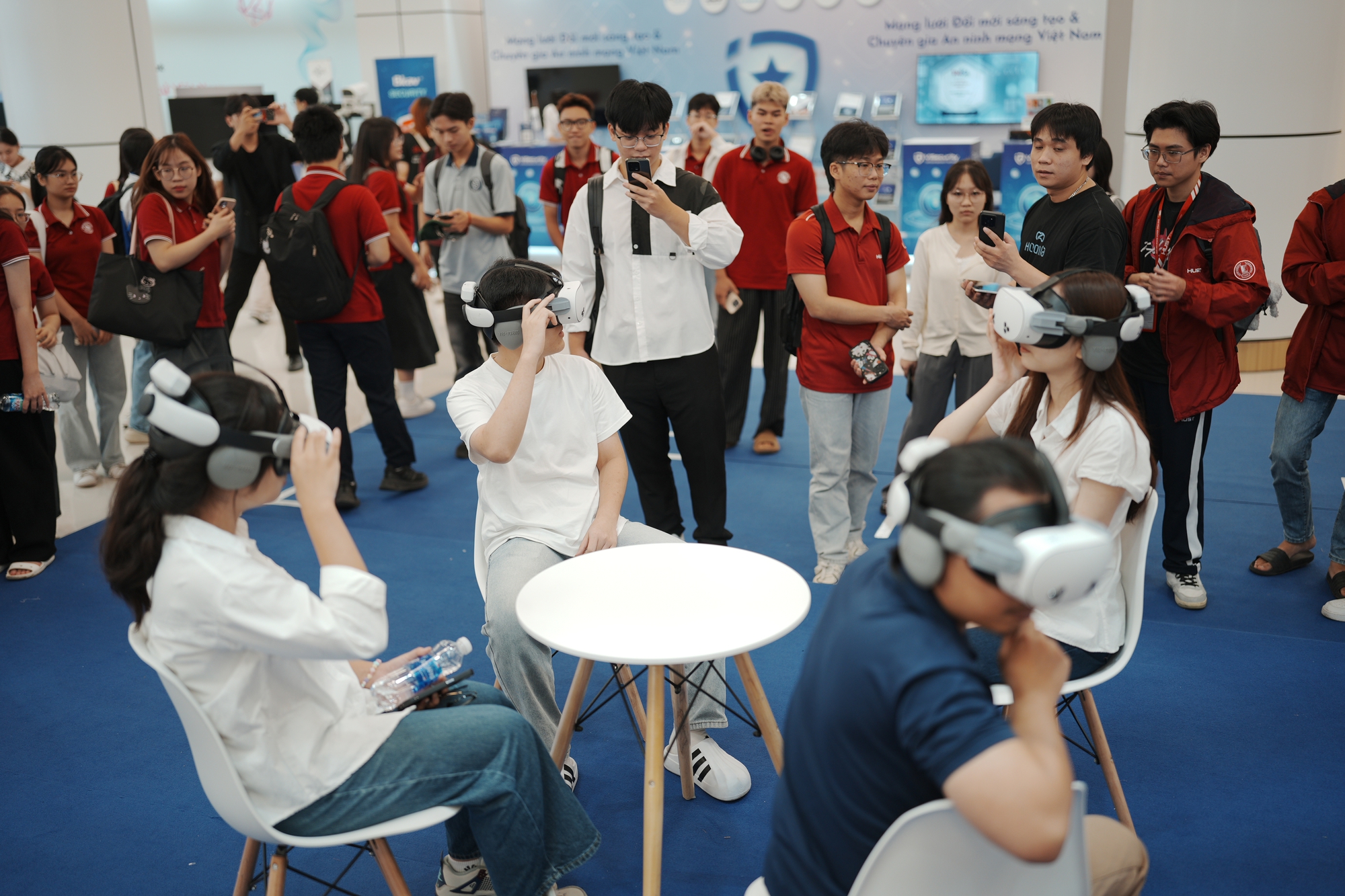 Triển lãm VIIE 2025: Hàng nghìn bạn trẻ đổ về khám phá công nghệ, trải nghiệm chuyển đổi xanh và tài chính số- Ảnh 4. Triển lãm VIIE 2025: Hàng nghìn bạn trẻ đổ về khám phá công nghệ, trải nghiệm chuyển đổi xanh và tài chính số- Ảnh 4.