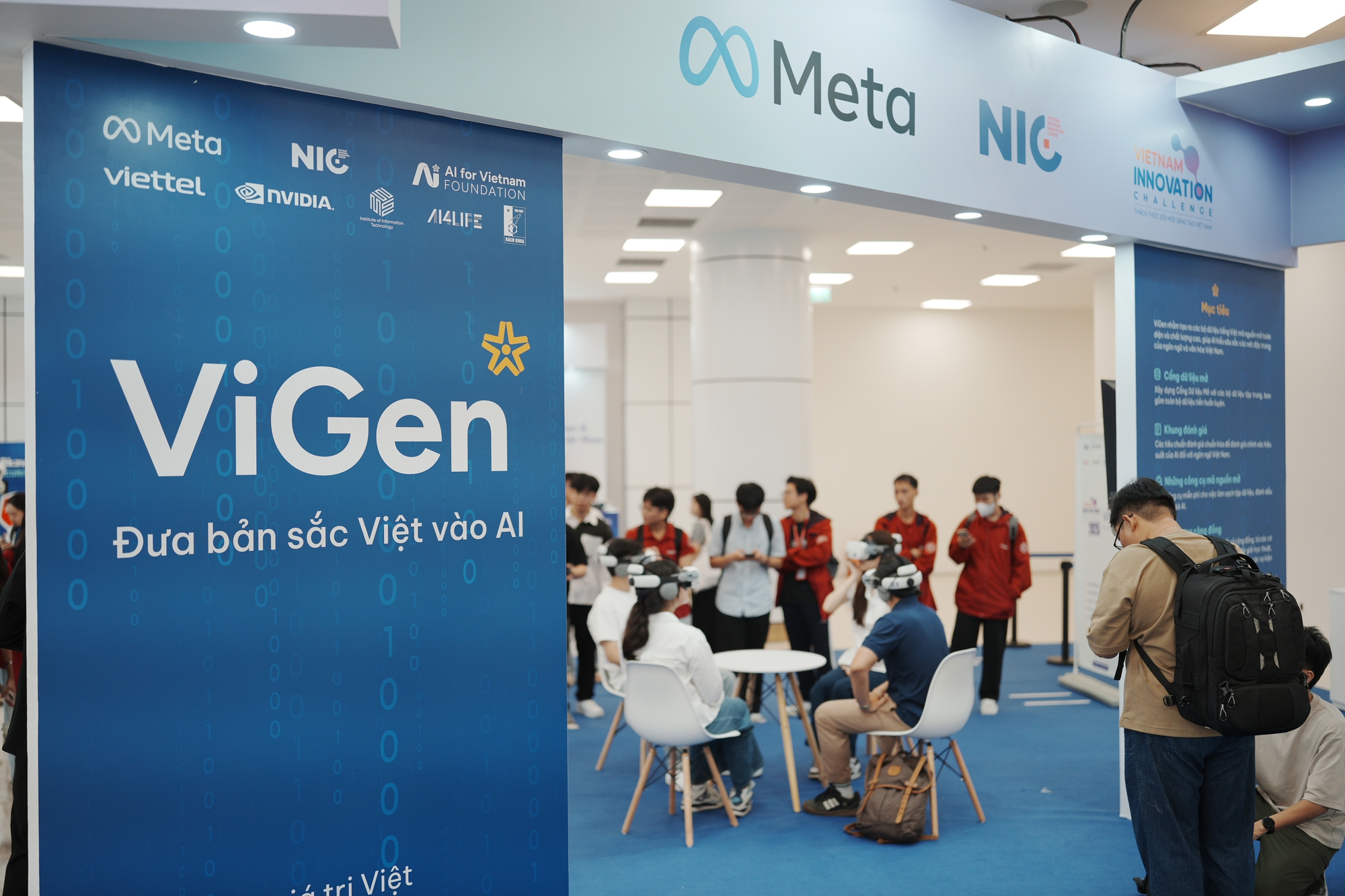 Triển lãm VIIE 2025: Hàng nghìn bạn trẻ đổ về khám phá công nghệ, trải nghiệm chuyển đổi xanh và tài chính số- Ảnh 3. Triển lãm VIIE 2025: Hàng nghìn bạn trẻ đổ về khám phá công nghệ, trải nghiệm chuyển đổi xanh và tài chính số- Ảnh 3.