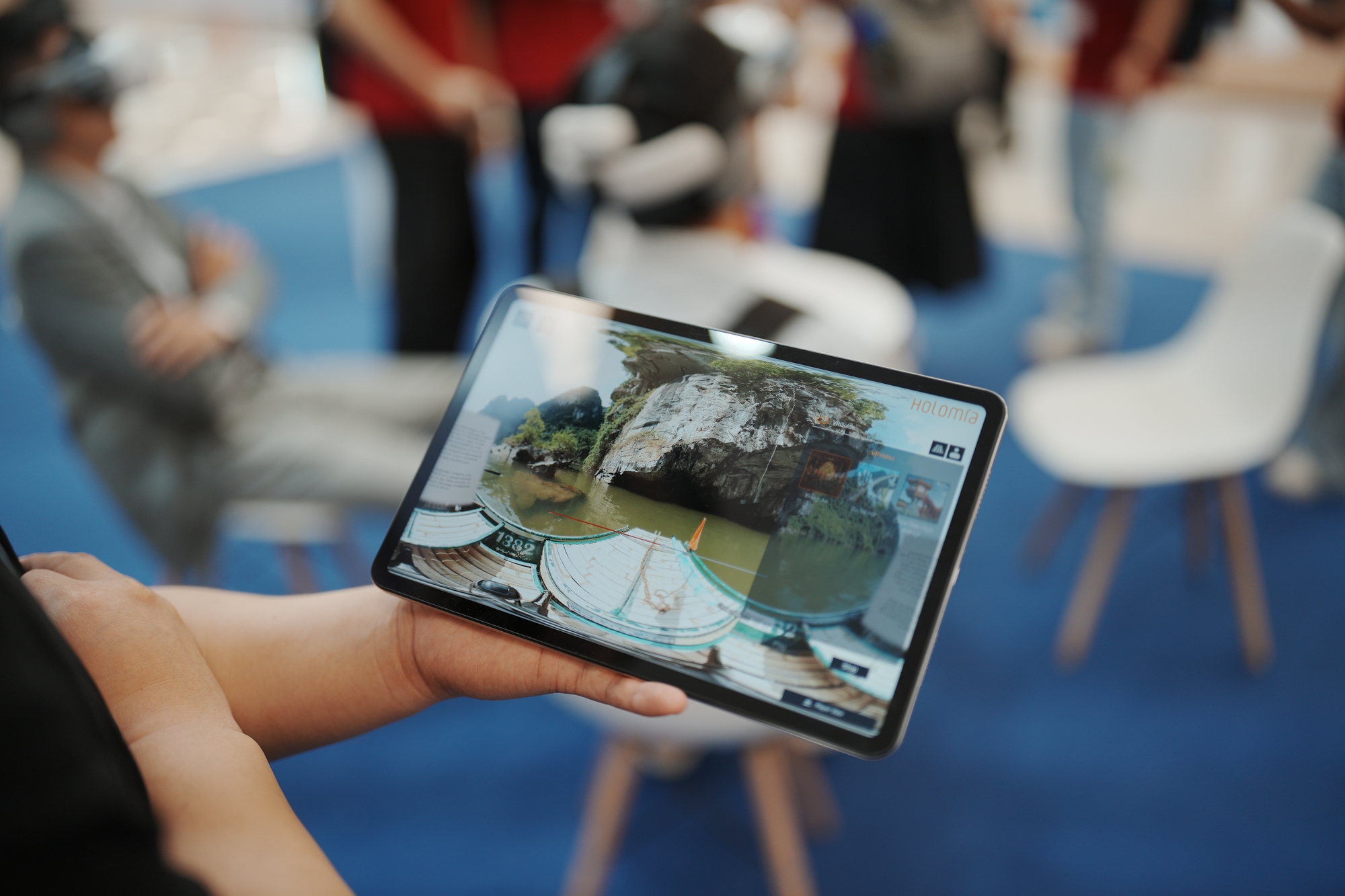 Triển lãm VIIE 2025: Hàng nghìn bạn trẻ đổ về khám phá công nghệ, trải nghiệm chuyển đổi xanh và tài chính số- Ảnh 5. Triển lãm VIIE 2025: Hàng nghìn bạn trẻ đổ về khám phá công nghệ, trải nghiệm chuyển đổi xanh và tài chính số- Ảnh 5.