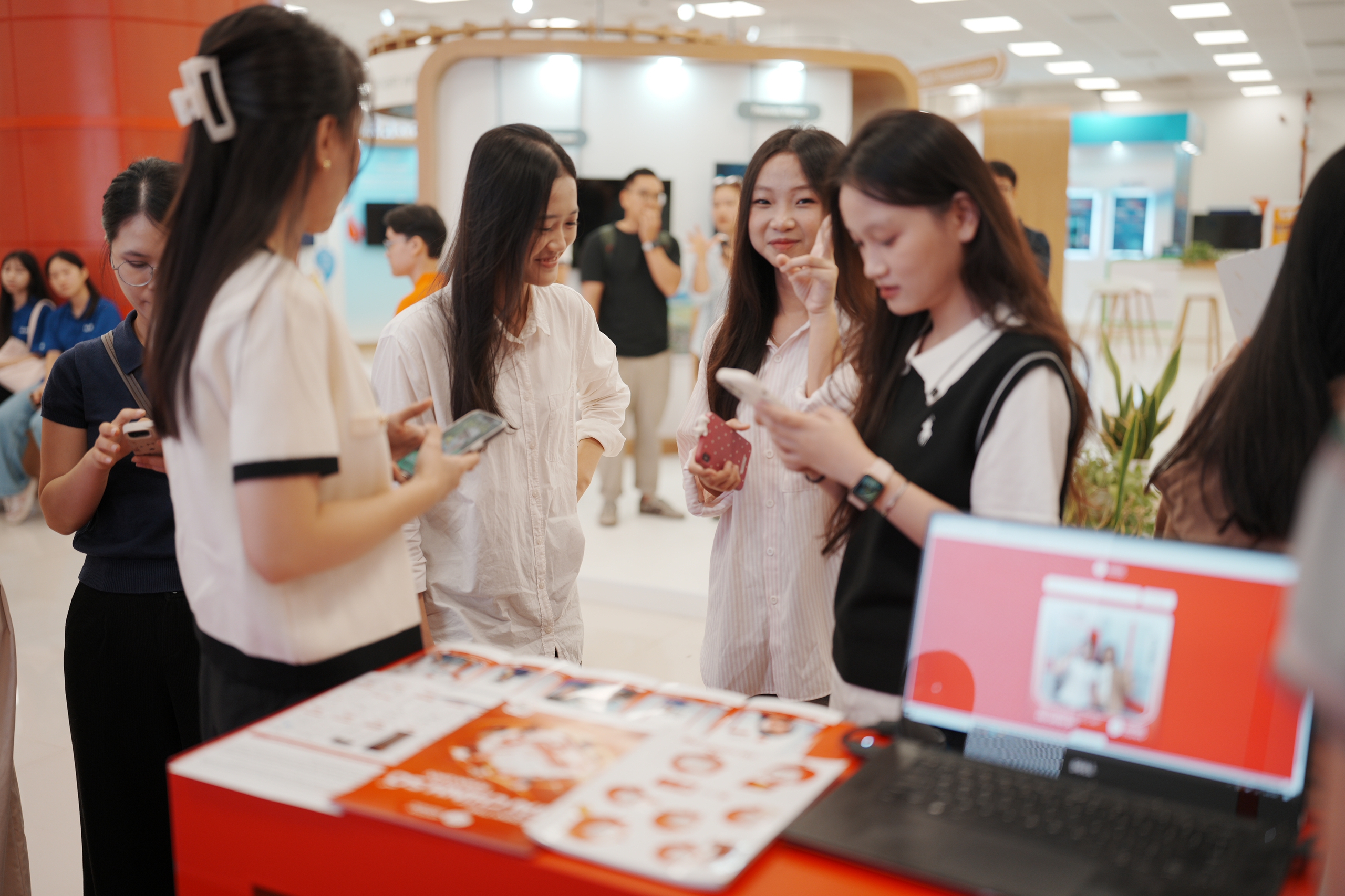 Triển lãm VIIE 2025: Hàng nghìn bạn trẻ đổ về khám phá công nghệ, trải nghiệm chuyển đổi xanh và tài chính số- Ảnh 13. Triển lãm VIIE 2025: Hàng nghìn bạn trẻ đổ về khám phá công nghệ, trải nghiệm chuyển đổi xanh và tài chính số- Ảnh 13.