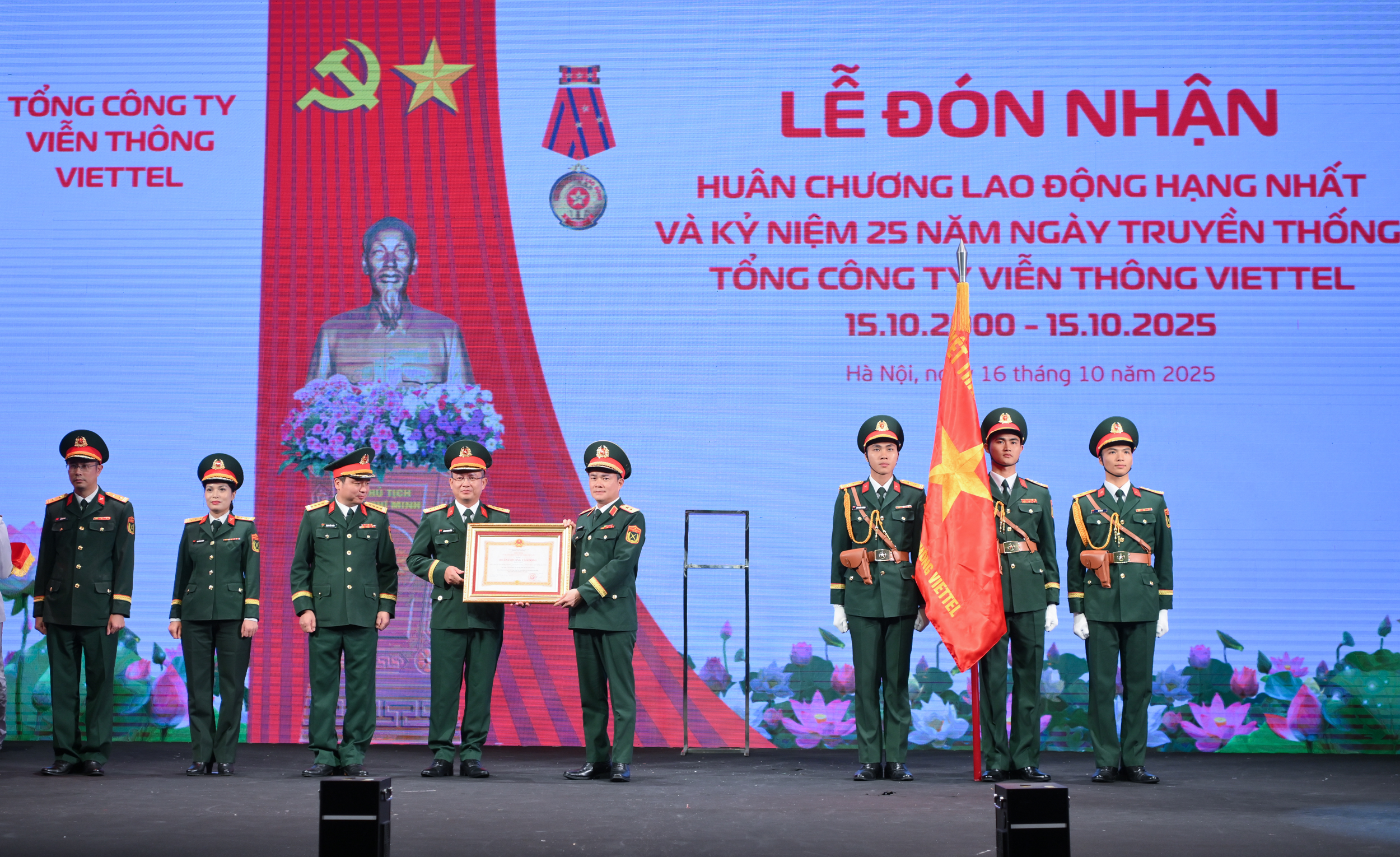 Viettel Telecom nhận Huân chương Lao động hạng Nhất vào dịp kỷ niệm 25 năm ngày truyền thống - Ảnh 1.