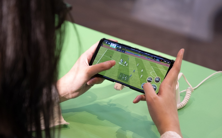 FC Mobile Việt Nam ra mắt hoành tráng: Văn Toàn đối đầu Văn Hậu trên sân cỏ "ảo" đầy lôi cuốn- Ảnh 1. FC Mobile Việt Nam ra mắt hoành tráng: Văn Toàn đối đầu Văn Hậu trên sân cỏ "ảo" đầy lôi cuốn- Ảnh 1.