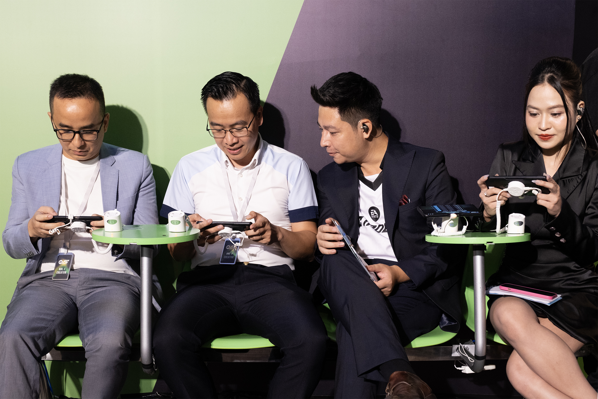 FC Mobile Việt Nam ra mắt hoành tráng: Văn Toàn đối đầu Văn Hậu trên sân cỏ "ảo" đầy lôi cuốn- Ảnh 10. FC Mobile Việt Nam ra mắt hoành tráng: Văn Toàn đối đầu Văn Hậu trên sân cỏ "ảo" đầy lôi cuốn- Ảnh 10.