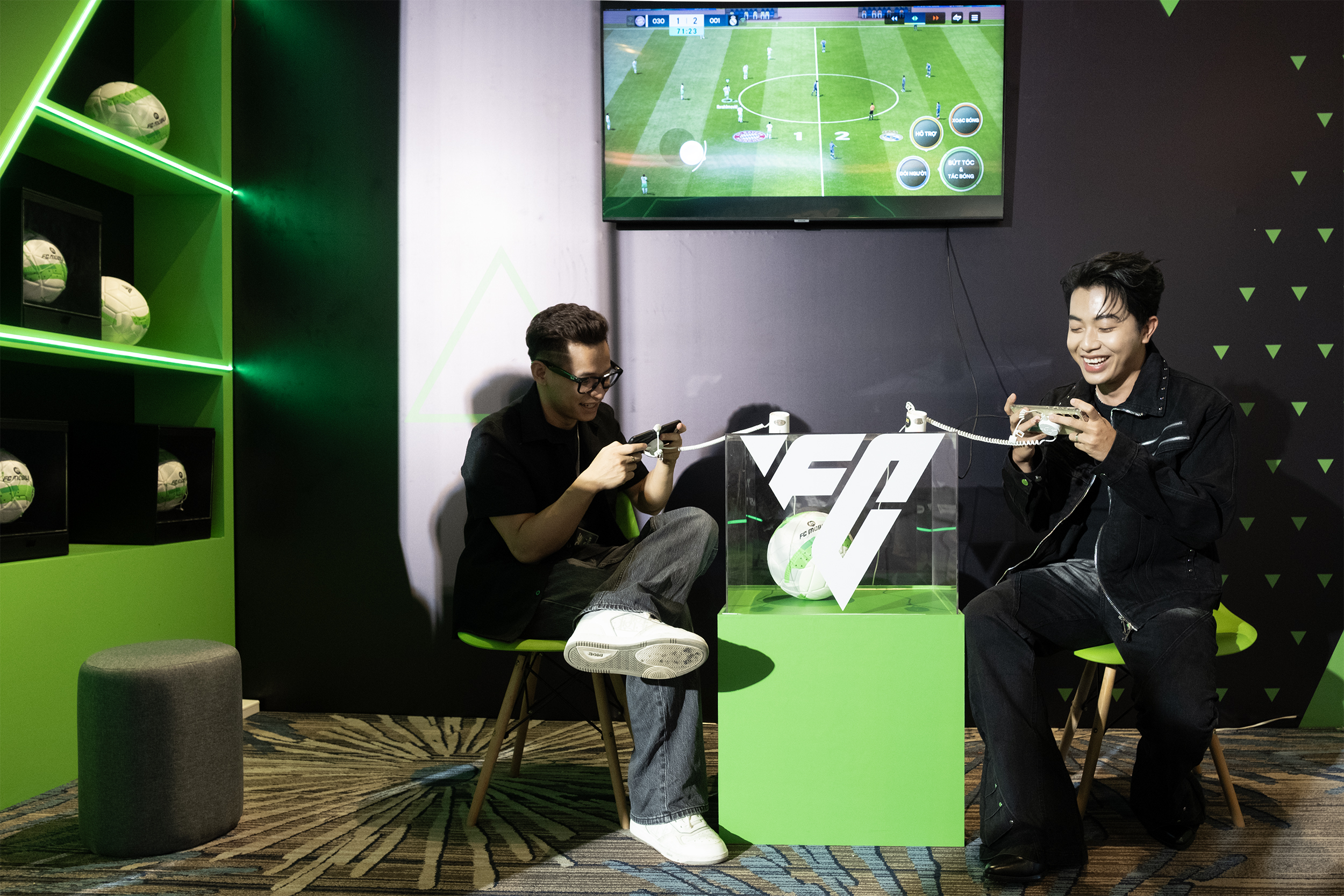 FC Mobile Việt Nam ra mắt hoành tráng: Văn Toàn đối đầu Văn Hậu trên sân cỏ "ảo" đầy lôi cuốn- Ảnh 9. FC Mobile Việt Nam ra mắt hoành tráng: Văn Toàn đối đầu Văn Hậu trên sân cỏ "ảo" đầy lôi cuốn- Ảnh 9.