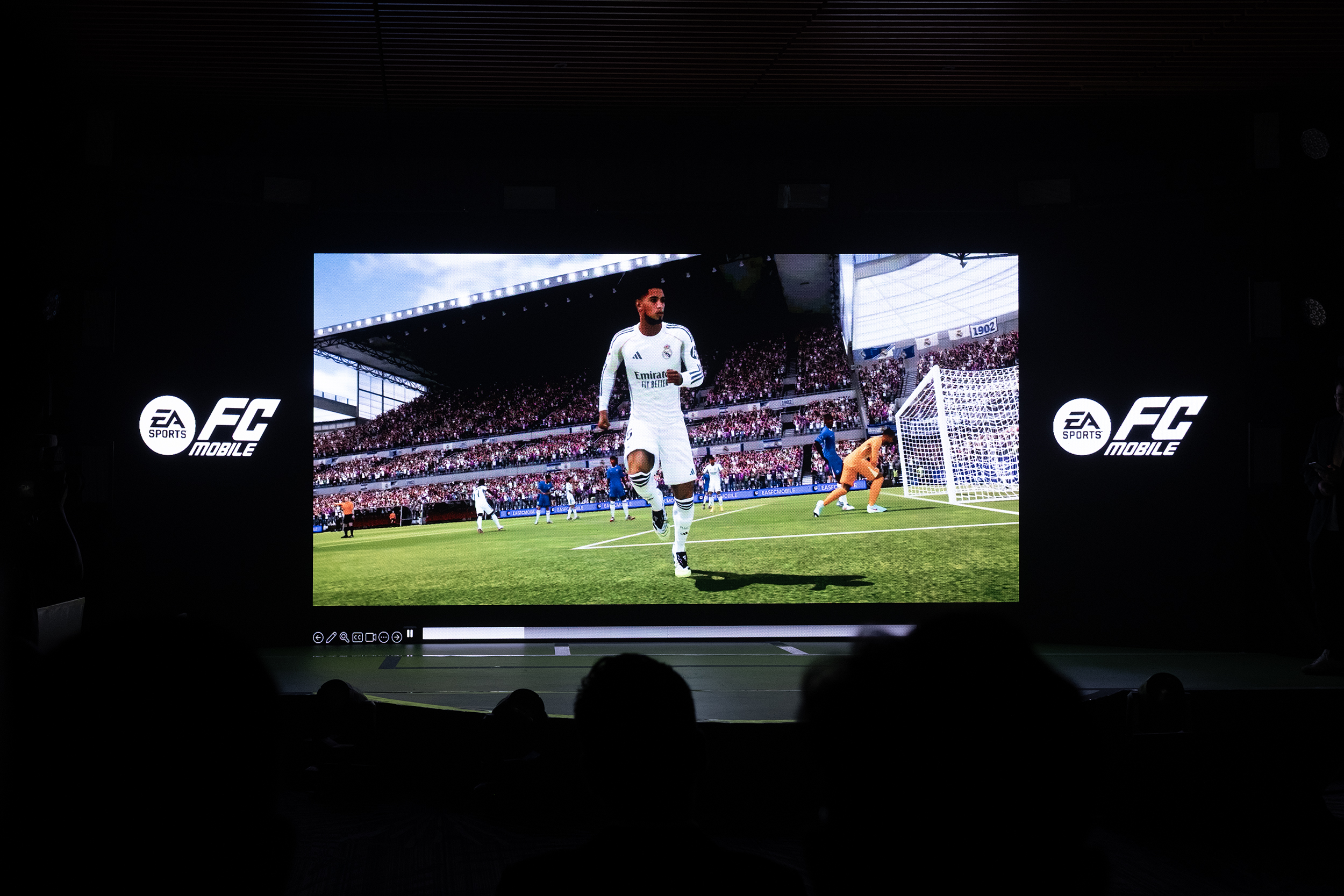 FC Mobile Việt Nam ra mắt hoành tráng: Văn Toàn đối đầu Văn Hậu trên sân cỏ "ảo" đầy lôi cuốn- Ảnh 11. FC Mobile Việt Nam ra mắt hoành tráng: Văn Toàn đối đầu Văn Hậu trên sân cỏ "ảo" đầy lôi cuốn- Ảnh 11.