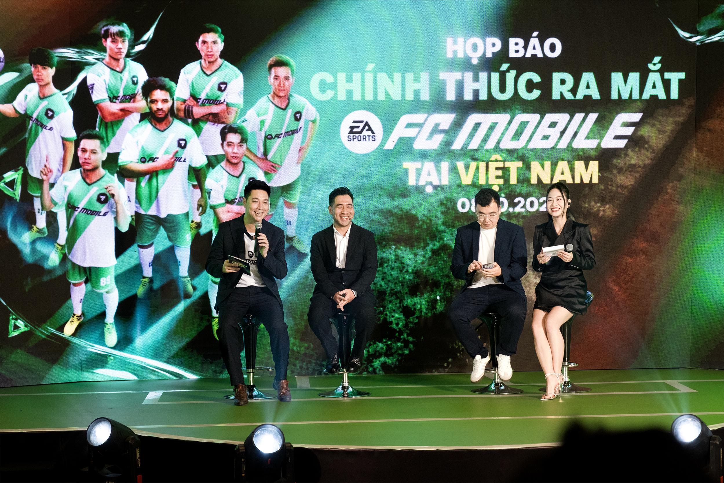 FC Mobile Việt Nam ra mắt hoành tráng: Văn Toàn đối đầu Văn Hậu trên sân cỏ "ảo" đầy lôi cuốn- Ảnh 2. FC Mobile Việt Nam ra mắt hoành tráng: Văn Toàn đối đầu Văn Hậu trên sân cỏ "ảo" đầy lôi cuốn- Ảnh 2.