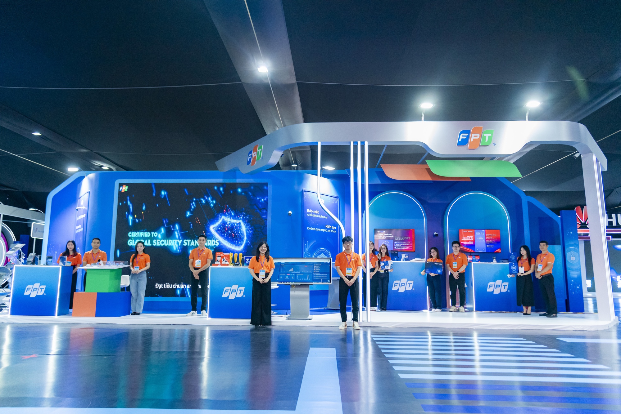 FPT trình diễn giải pháp an ninh mạng chủ động, bảo vệ niềm tin số của Việt Nam tại triển lãm Công ước Hà Nội- Ảnh 1.