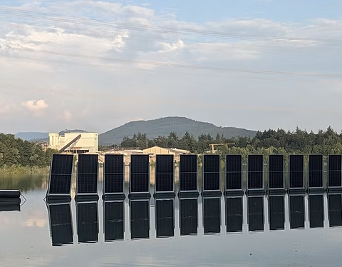 Tấm pin năng lượng mặt trời được lắp đặt theo cách không ngờ, tạo ra 2 triệu kWh điện mỗi năm - Ảnh 2.