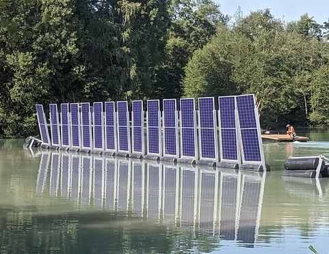 Tấm pin năng lượng mặt trời được lắp đặt theo cách không ngờ, tạo ra 2 triệu kWh điện mỗi năm - Ảnh 3.