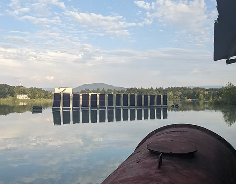 Tấm pin năng lượng mặt trời được lắp đặt theo cách không ngờ, tạo ra 2 triệu kWh điện mỗi năm - Ảnh 4.