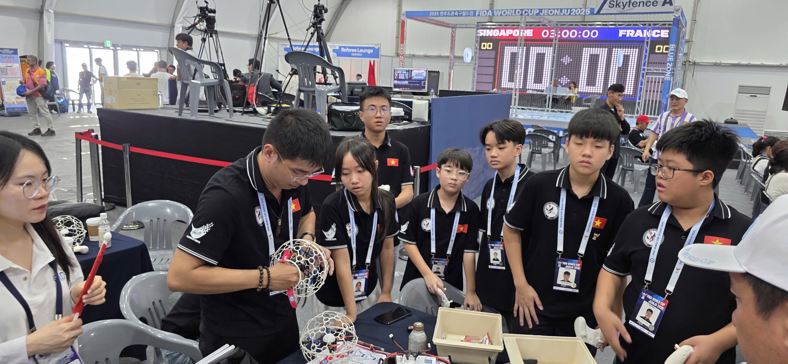 img3293-1759227518220241973127 Lần đầu tiên đội tuyển DroneSoccer Việt Nam giành giải thưởng tại FIDA WorldCup - Ảnh 1.