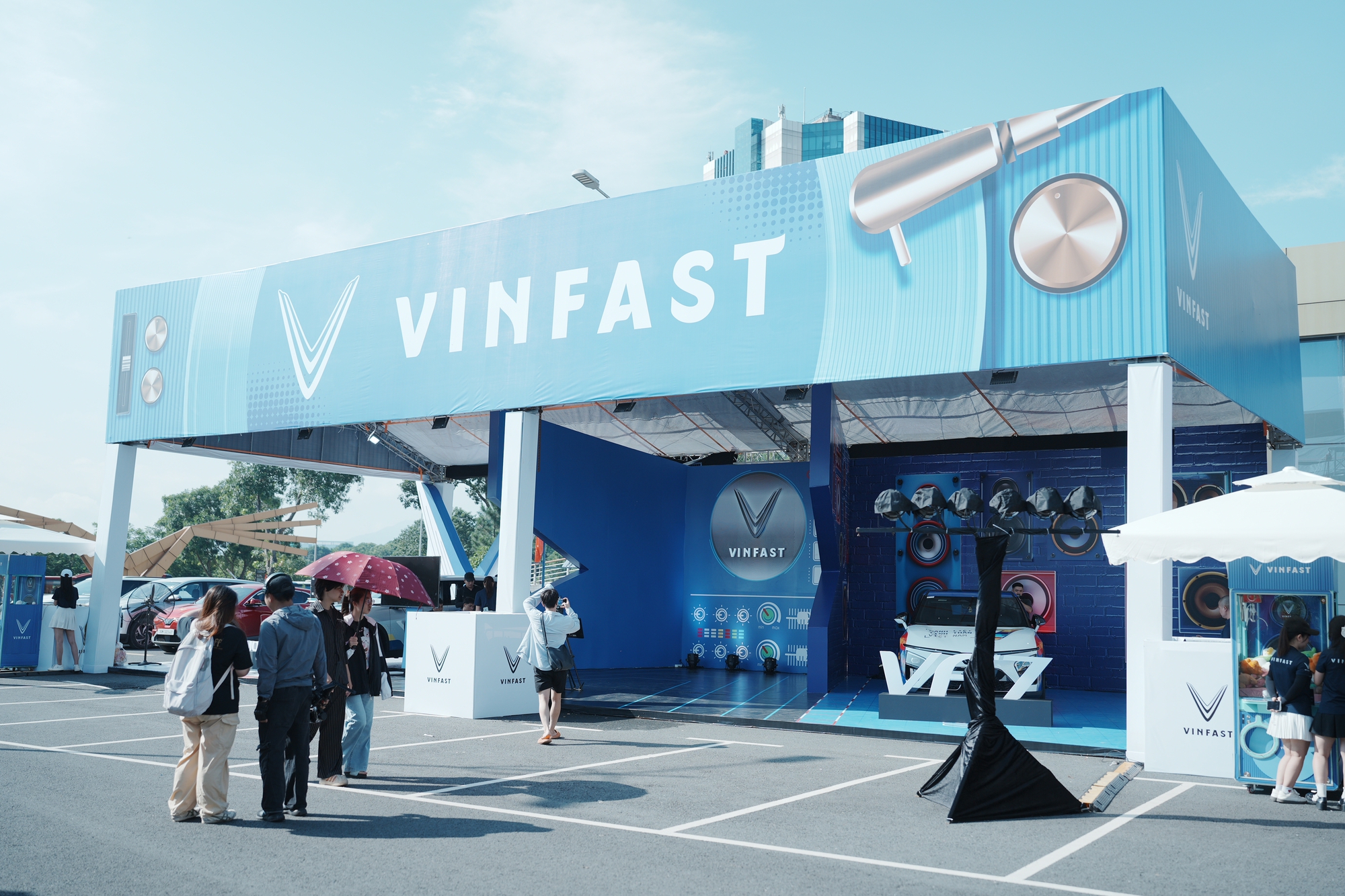 Chuyển đổi xanh ngay từ chiếc ô tô đầu tiên: Người trẻ háo hức chào đón xe điện- Ảnh 1.