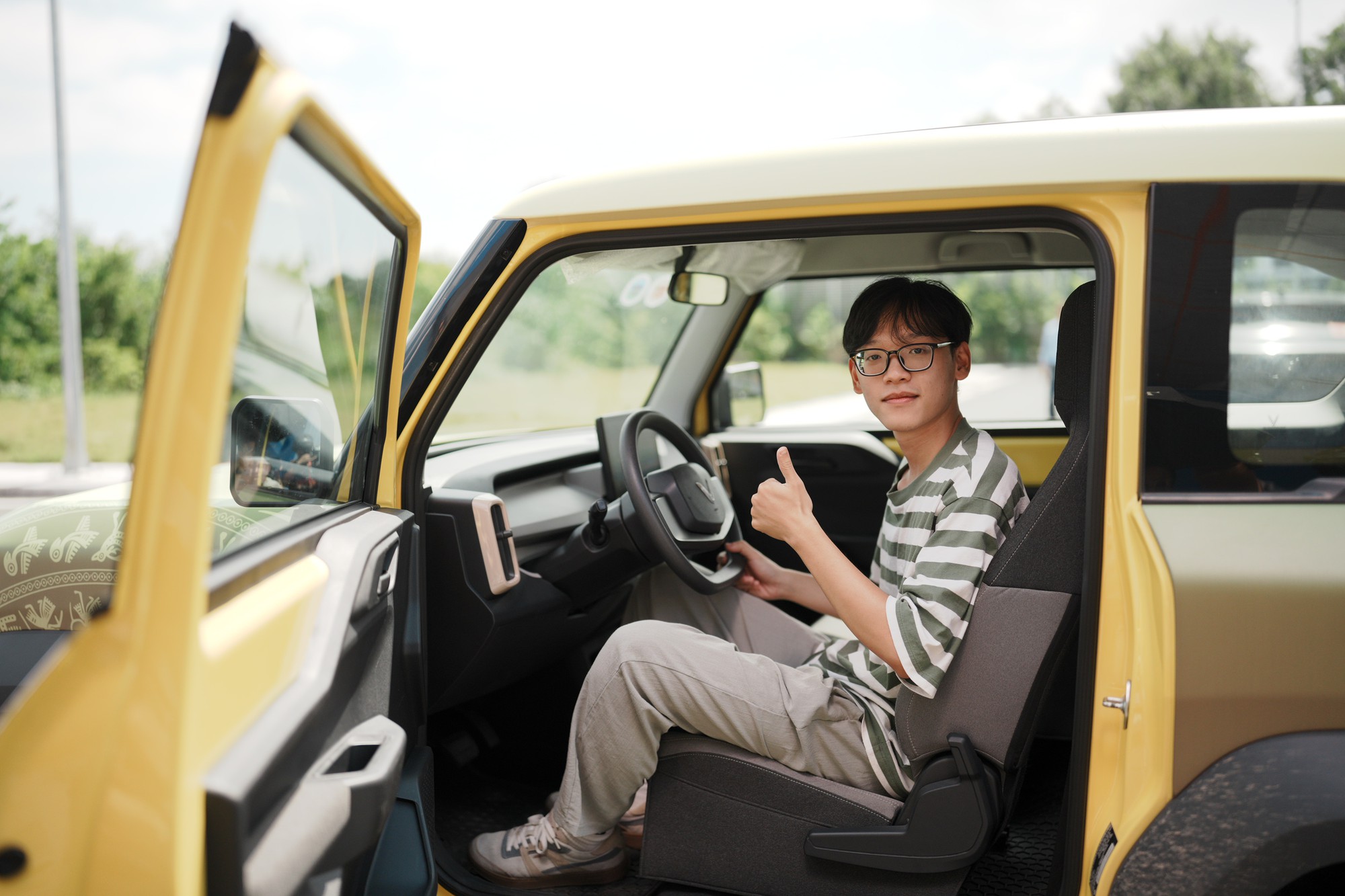 Chuyển đổi xanh ngay từ chiếc ô tô đầu tiên: Người trẻ háo hức chào đón xe điện- Ảnh 3.