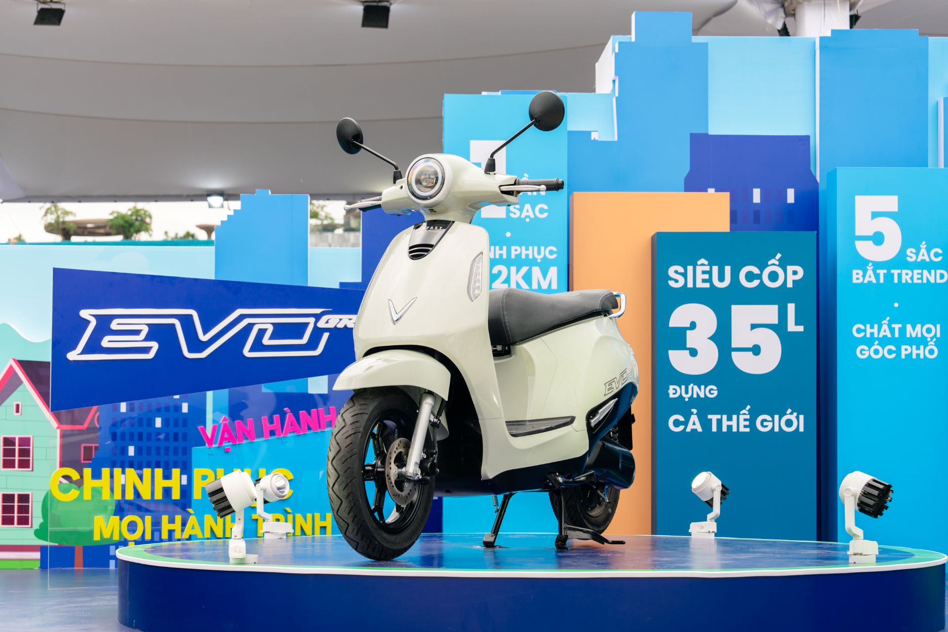 Xe xanh lên ngôi, VinFast Evo Grand Lite chiếm trọn cảm tình của học sinh và phụ huynh- Ảnh 1.