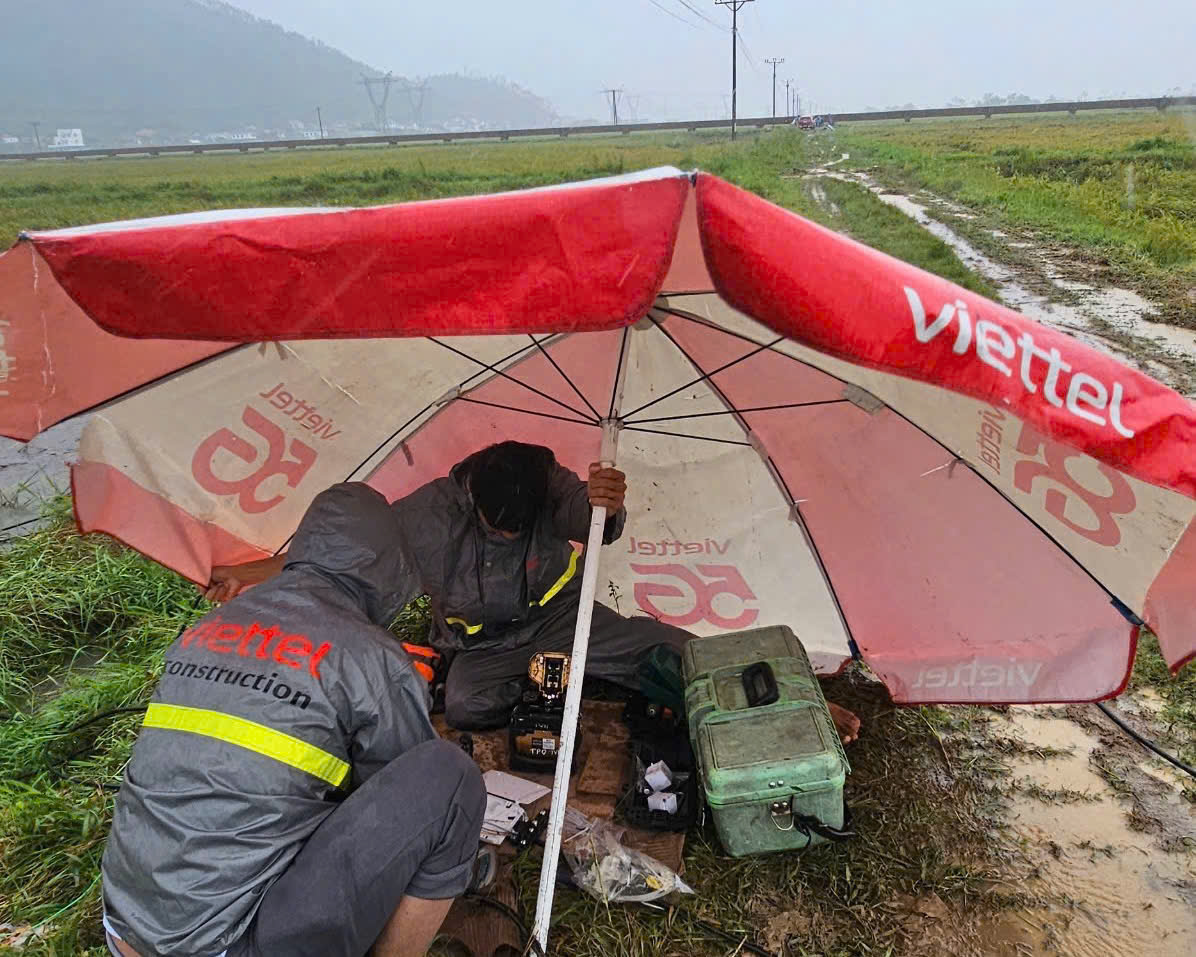 Viettel ứng cứu thành công tín hiệu viễn thông tại các xã chịu ảnh hưởng của bão Bualoi- Ảnh 1. Viettel ứng cứu thành công tín hiệu viễn thông tại các xã chịu ảnh hưởng của bão Bualoi- Ảnh 1.